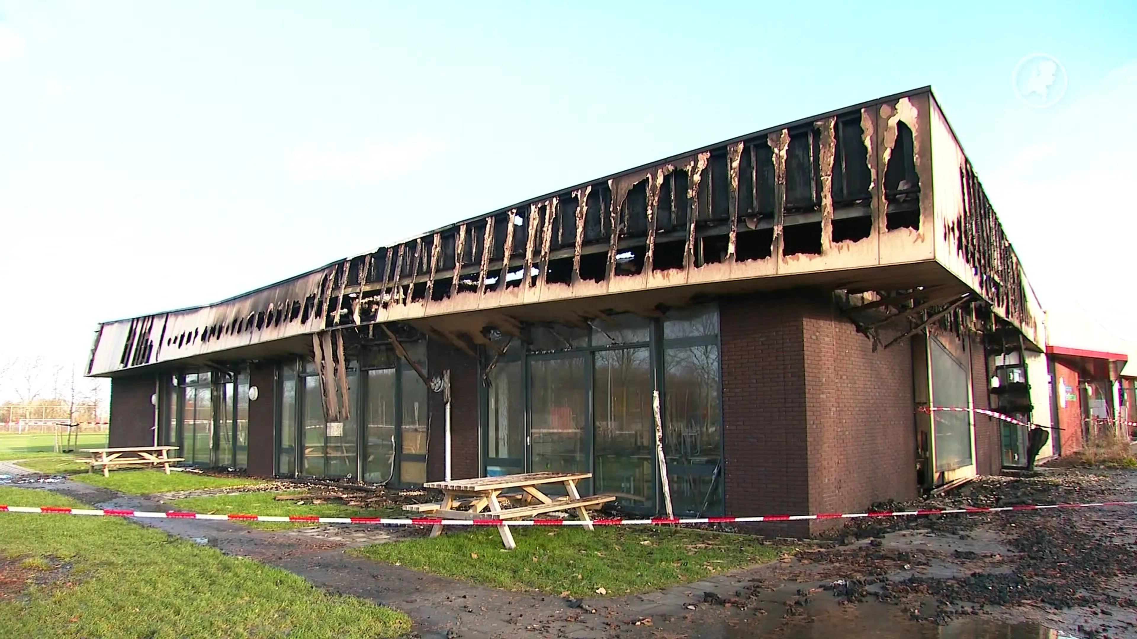 Ouders en kinderen in shock na verwoestende brand in basisschool Slootdorp