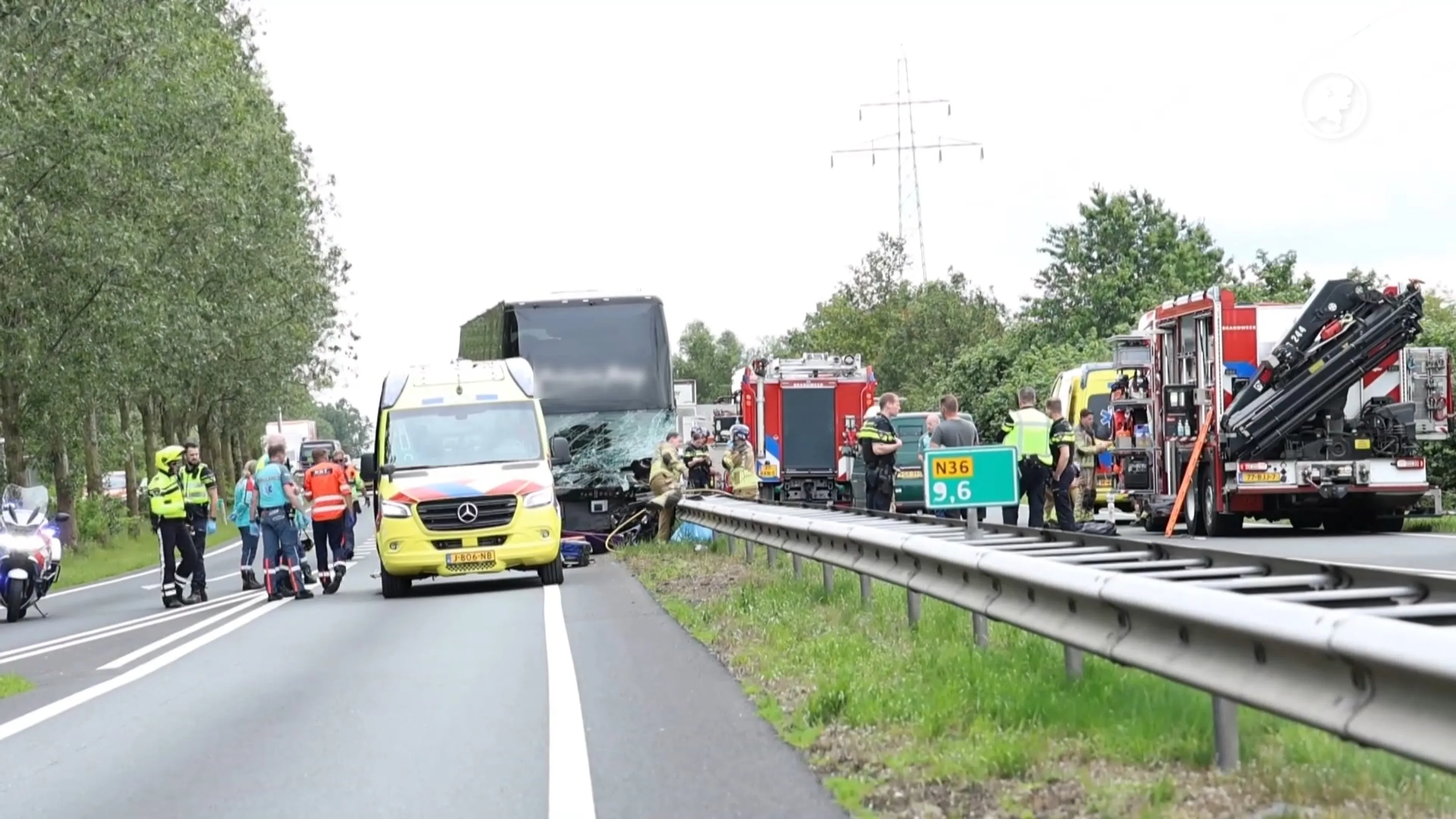 Automobilist omgekomen bij botsing met touringcar op N36 bij Almelo  