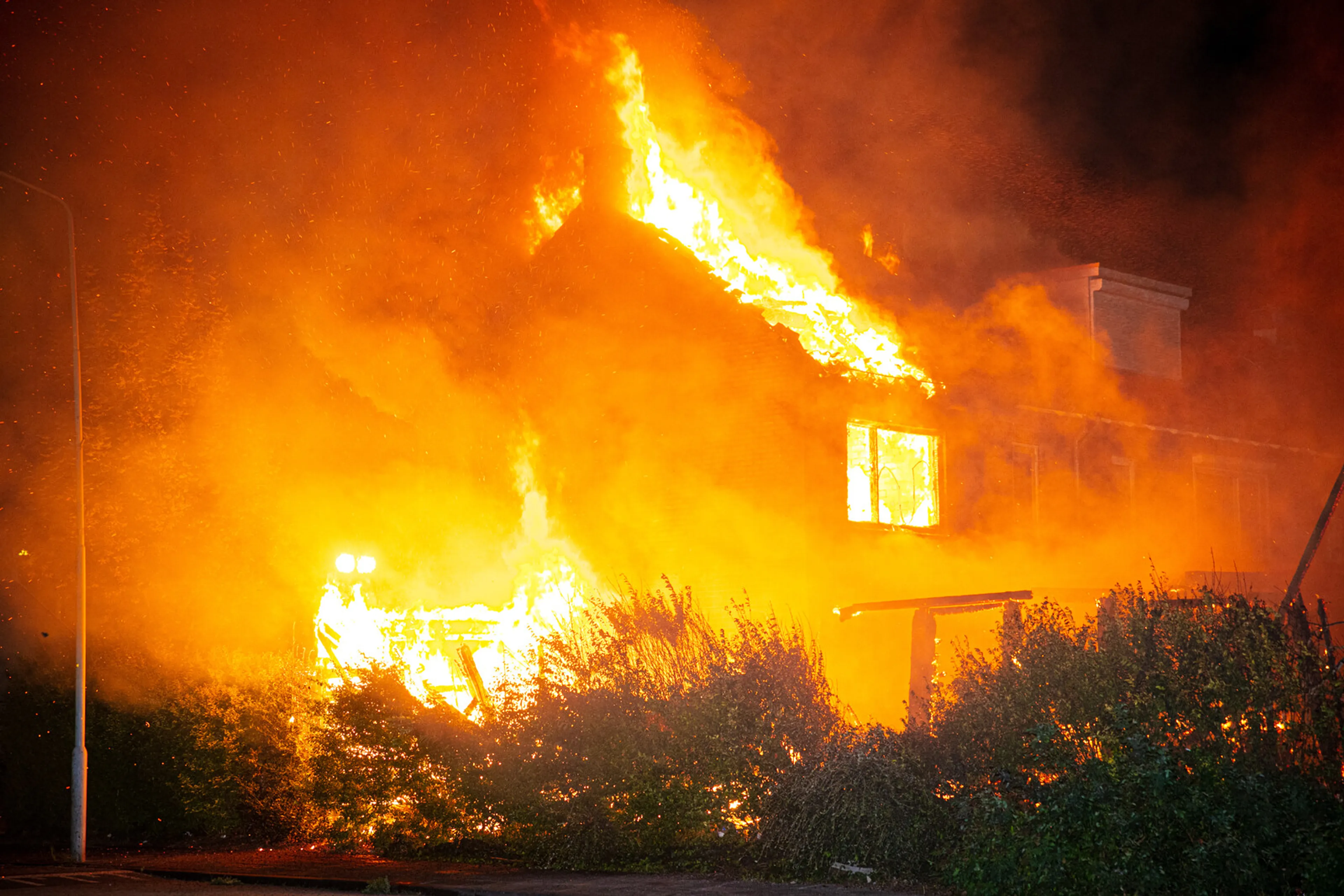 Grimmige sfeer bij brand in Wezep: jongeren vallen agenten aan en hinderen brandweer