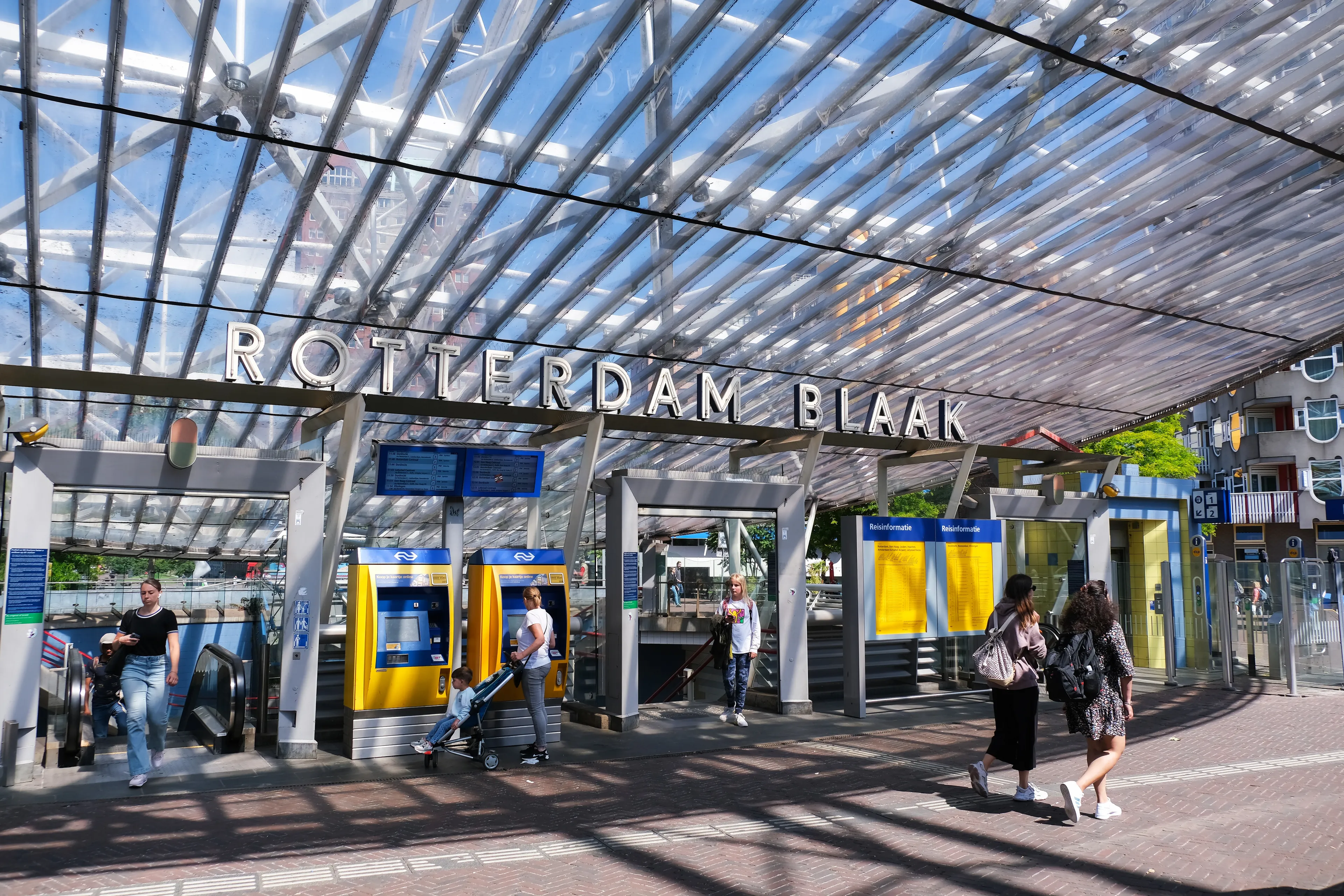 Station Blaak lijdt onder plassende reizigers: spoor week lang dicht door urine