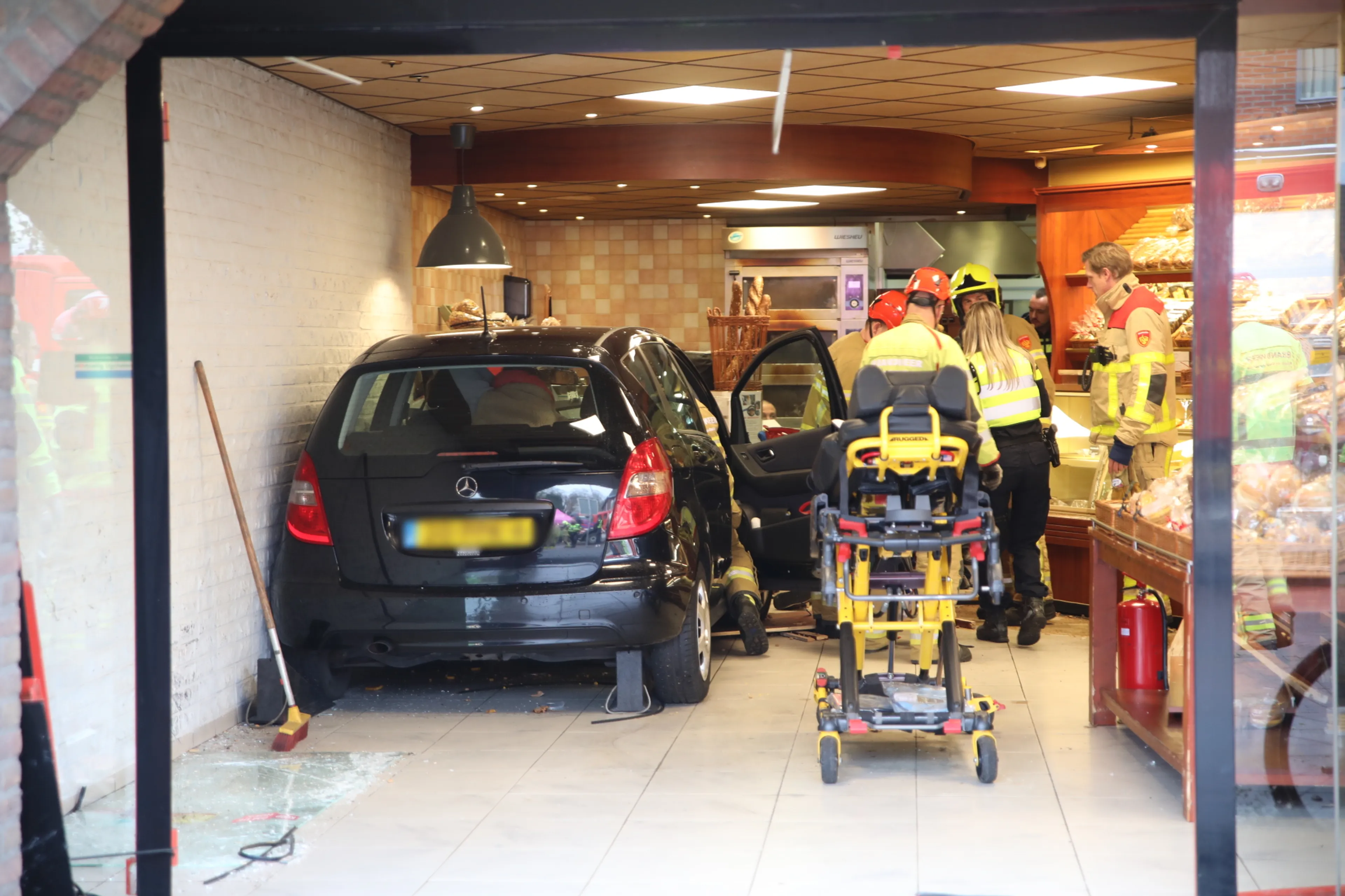 Auto rijdt dwars door pui van bakkerij in Ugchelen, vier klanten gewond