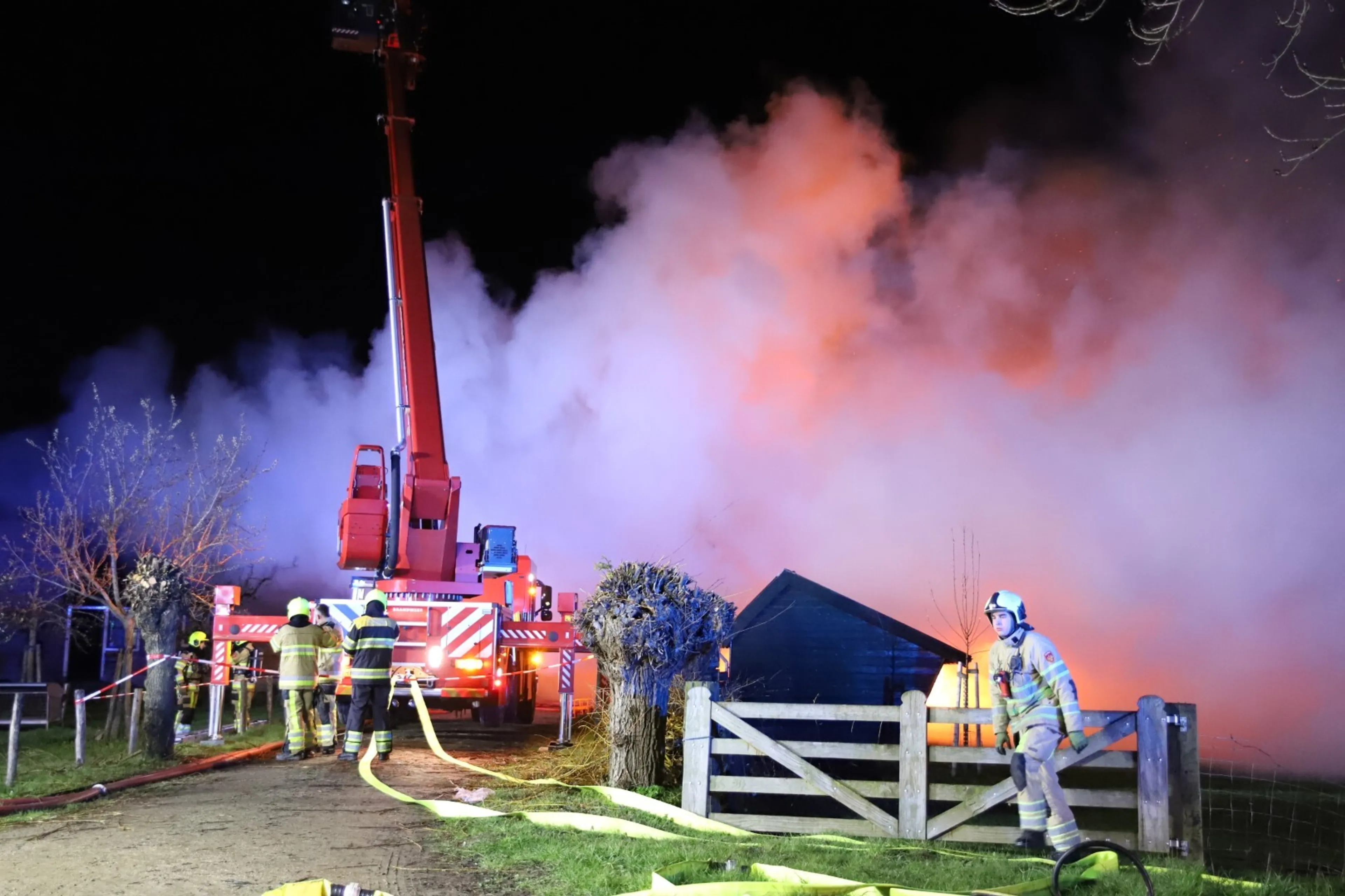 Grote brand verwoest monumentale boerderij uit 1878 in Ommeren