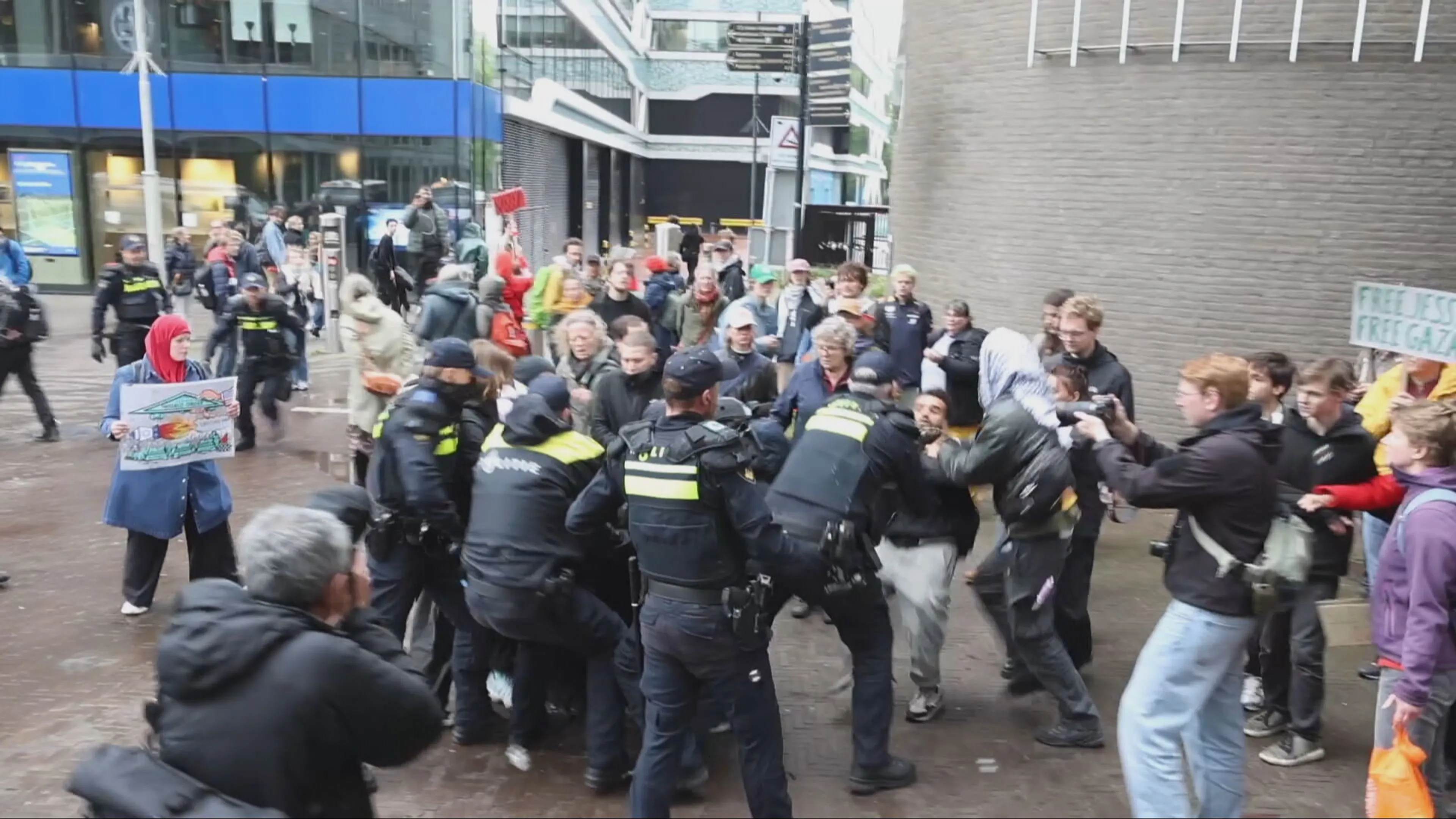 Demonstranten verbijsterd over optreden politie bij protest Den Haag