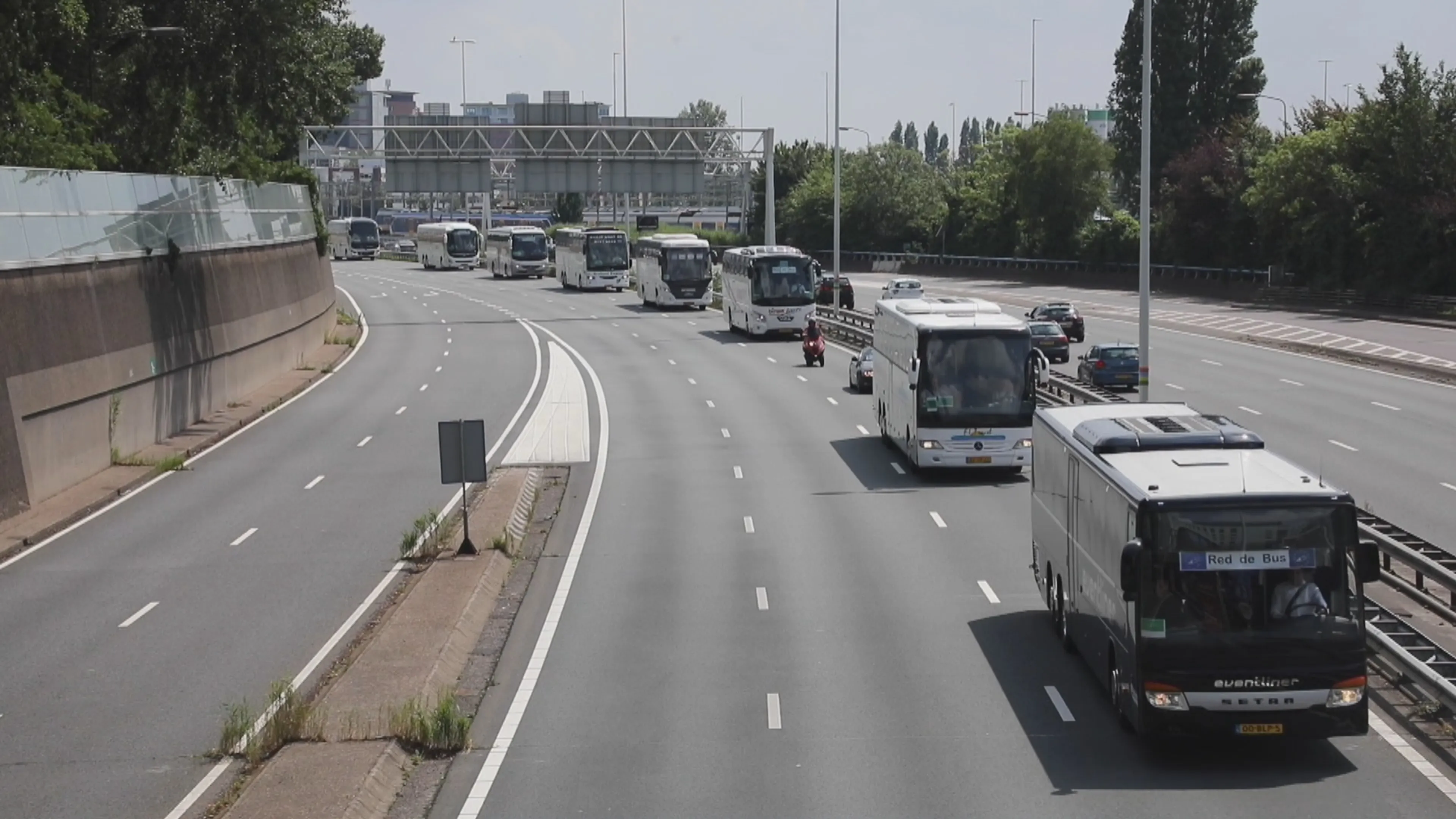 Touringcarchauffeurs willen versoepeling regels: 'Vliegtuigen zijn een bus met vleugels'