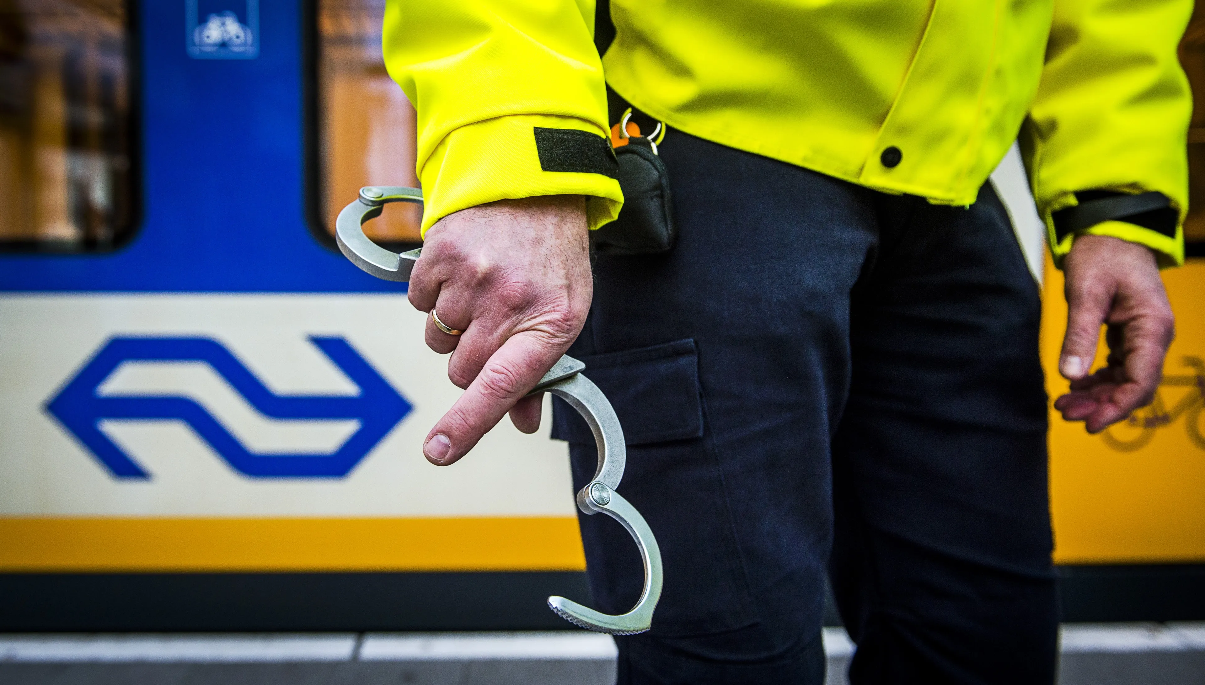 Minderjarigen uit Ter Apel mishandelen NS-medewerkers na lastigvallen meisjes