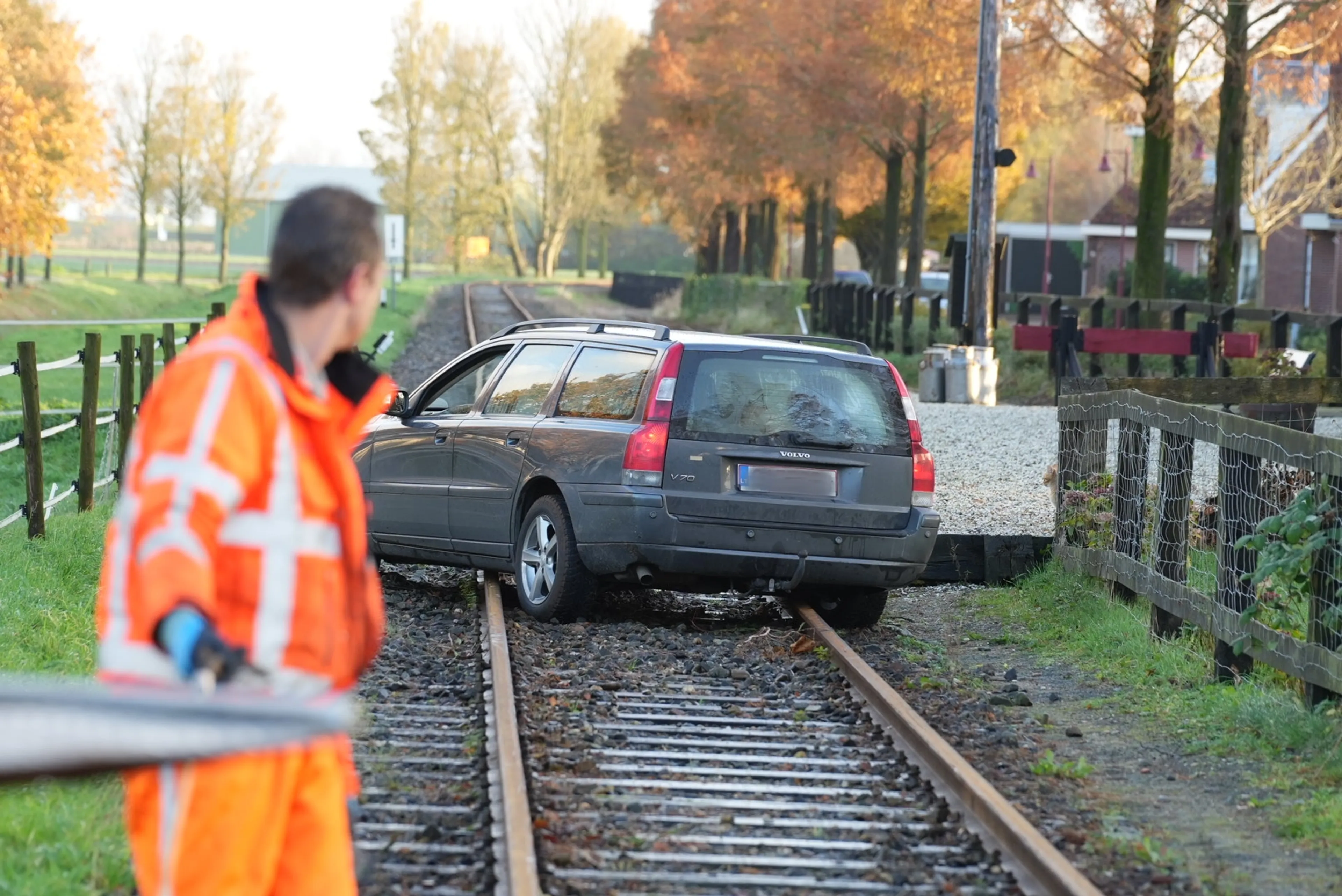 Drankrijder is spoor bijster en rijdt auto klem in Opperdoes