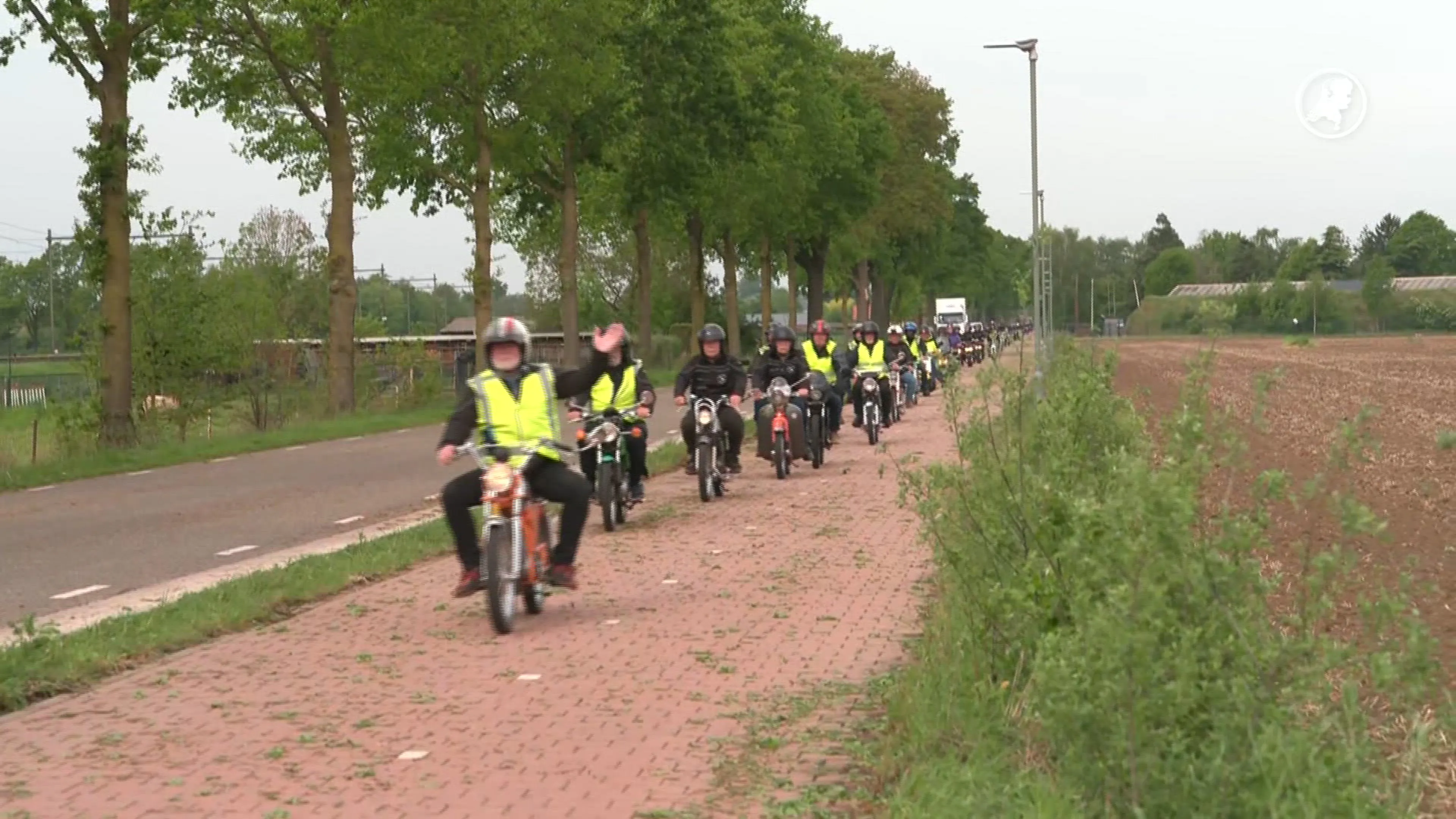 Brommers weer van stal: seizoen voor oldtimers weer begonnen