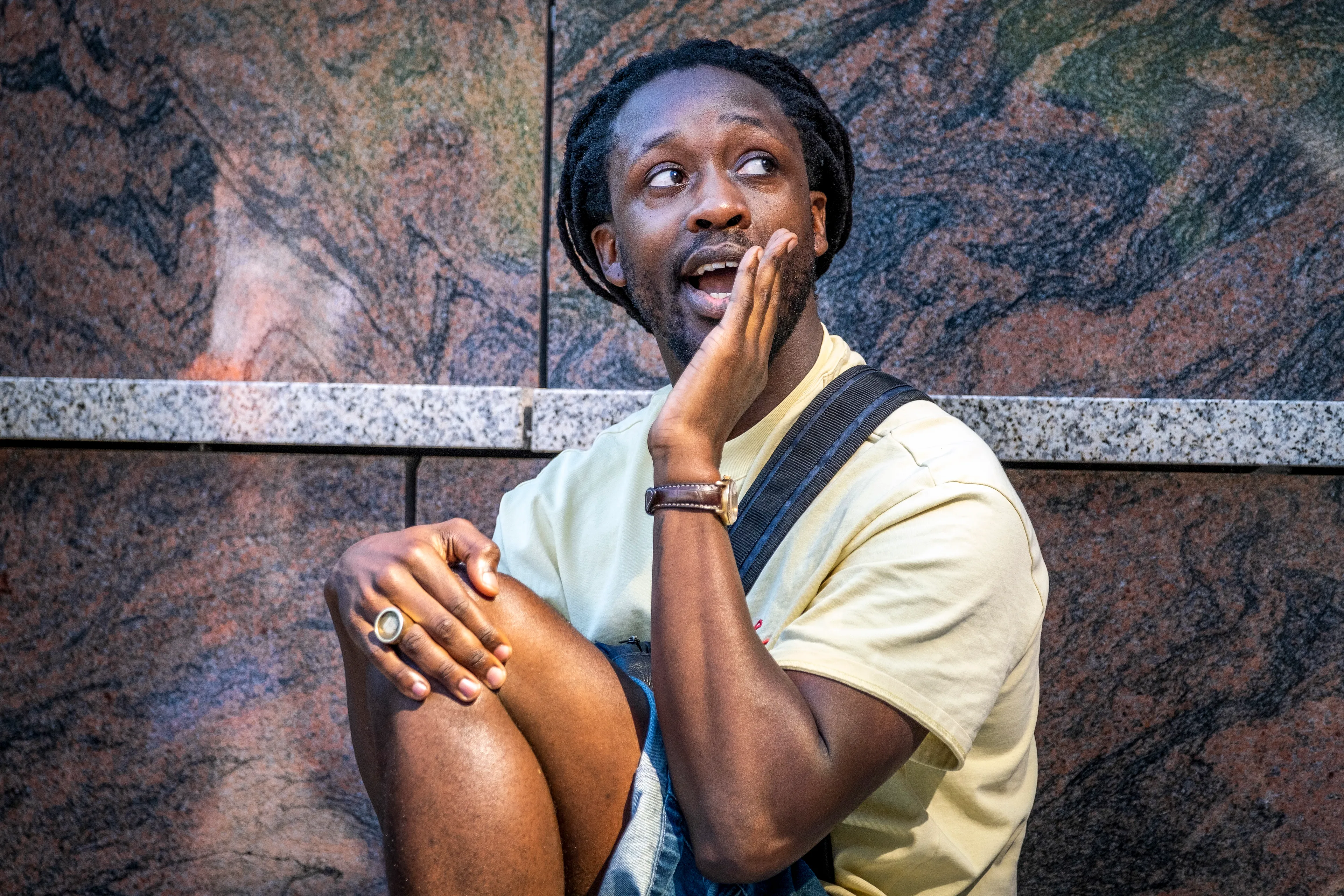 Akwasi flipt om vragen van Radio 1 over Dam-demonstratie, intimideert journalist en pakt laptops af