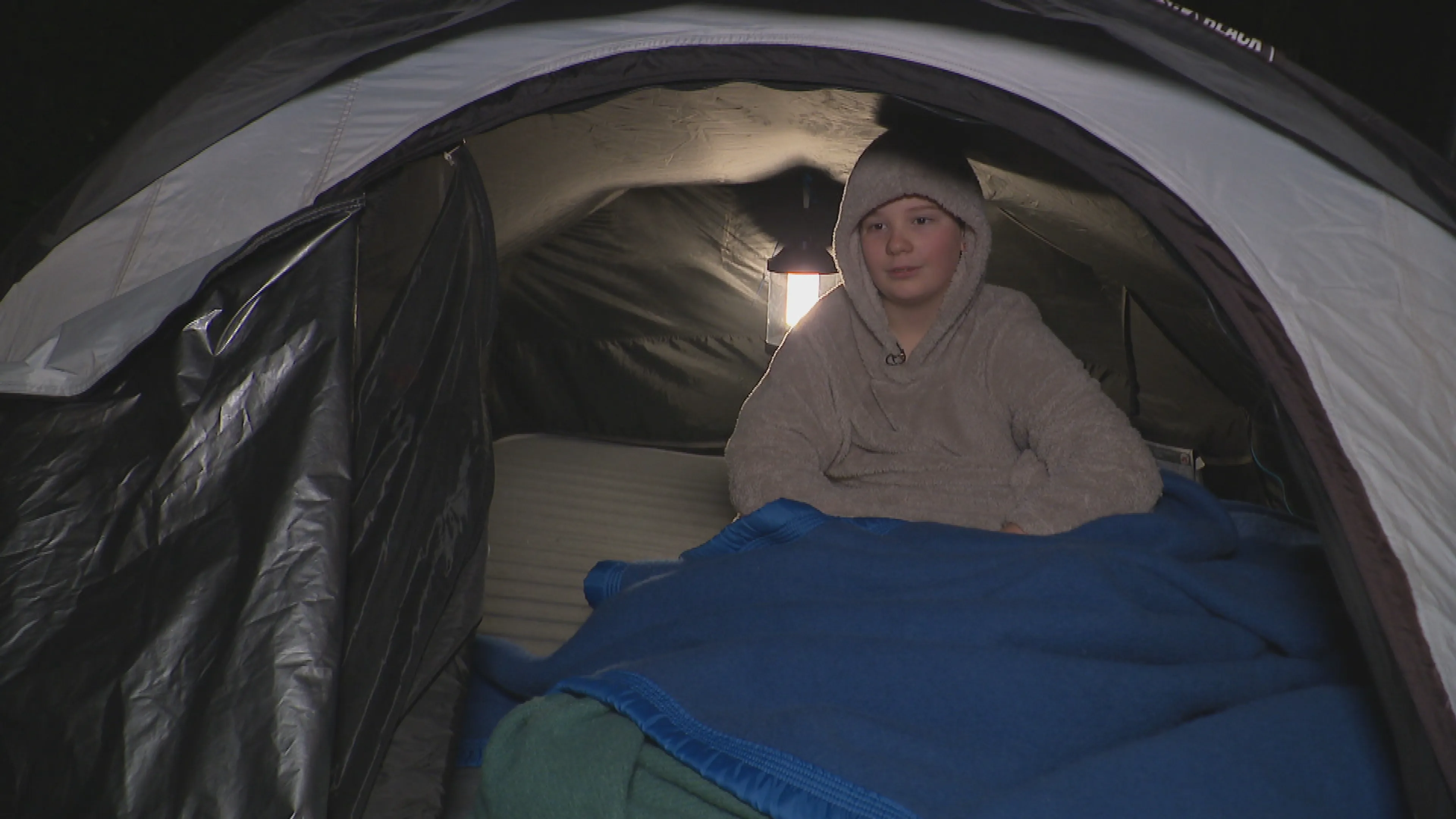 Gehaald! Stan (11) sliep maand in tent en heeft tienduizenden euro's opgehaald