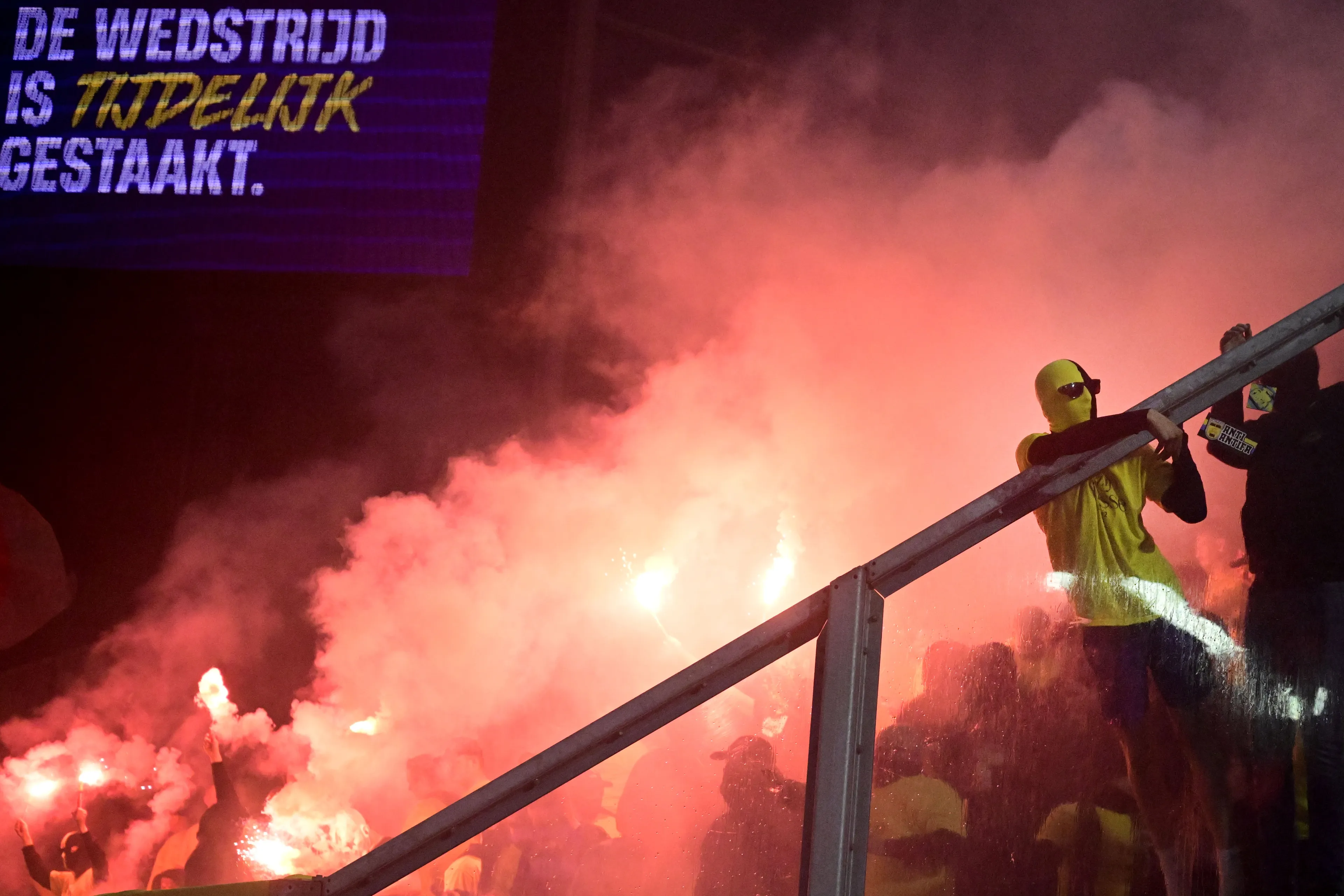 Agenten bekogeld met stenen en vuurwerk na Cambuur-Vitesse