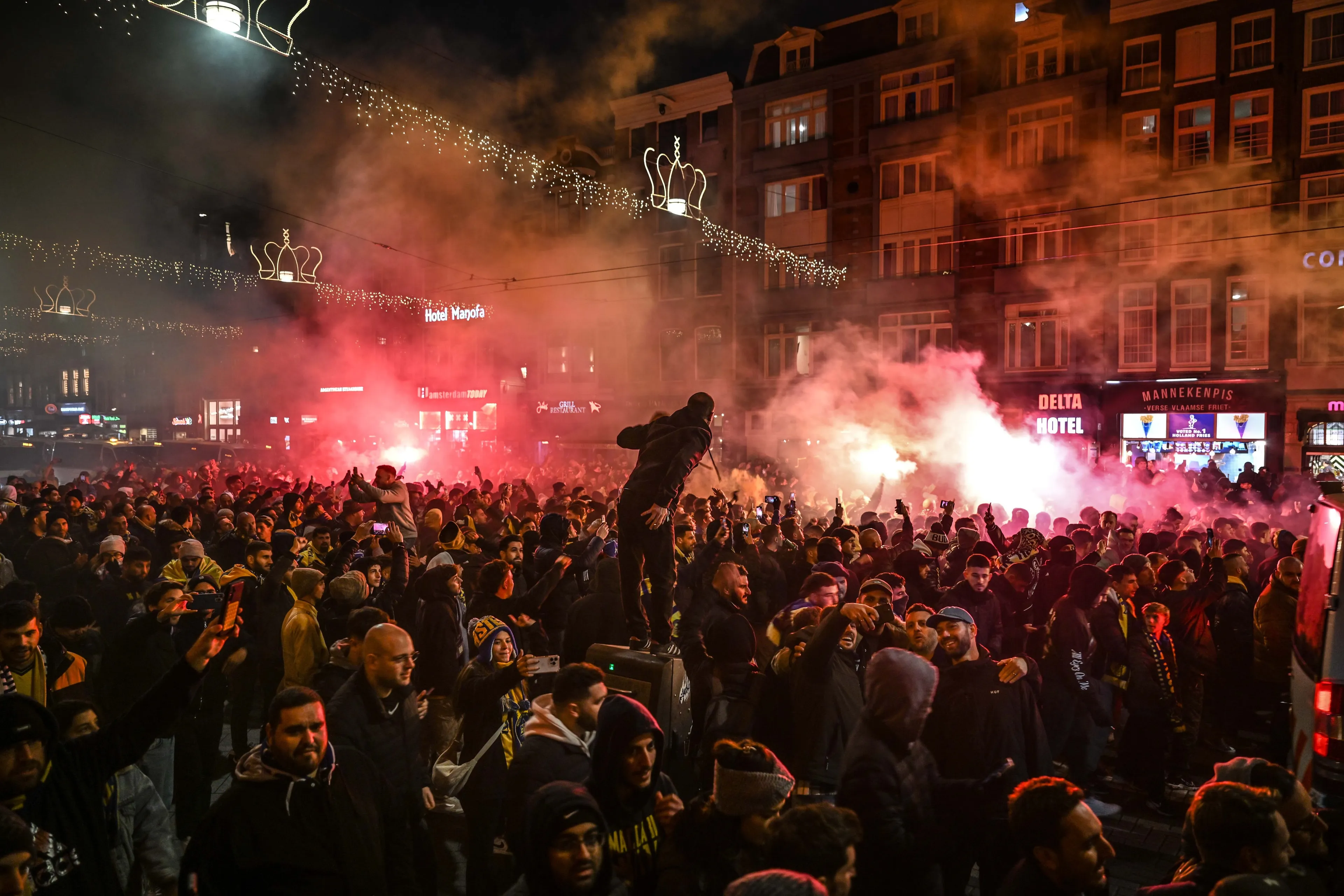 Politie onderzoekt beelden rellende Maccabi-fans, hadden ijzeren palen bij zich