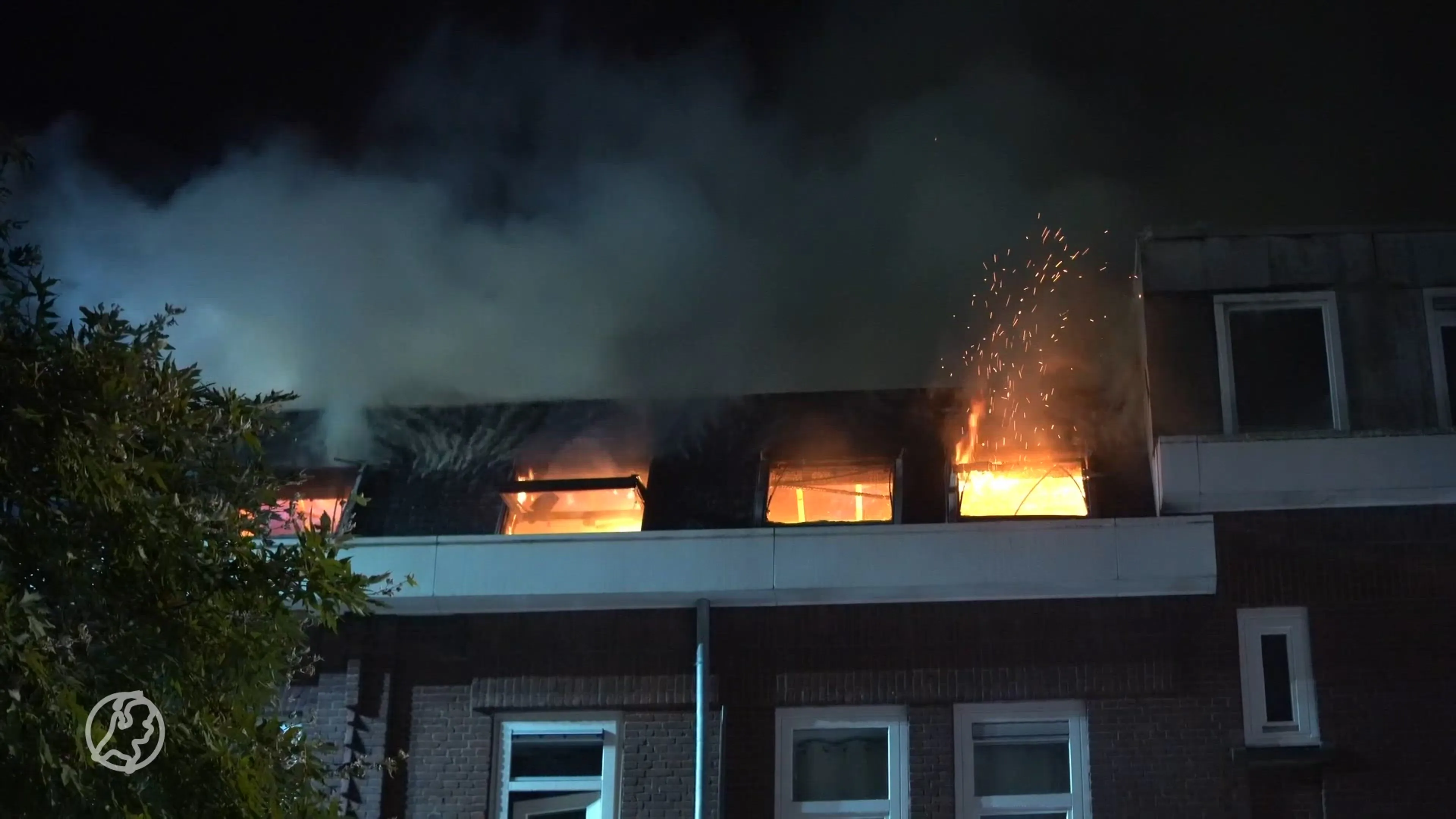 Explosie veroorzaakt brand in Rotterdamse portiekflat, bewoners kunnen niet terug