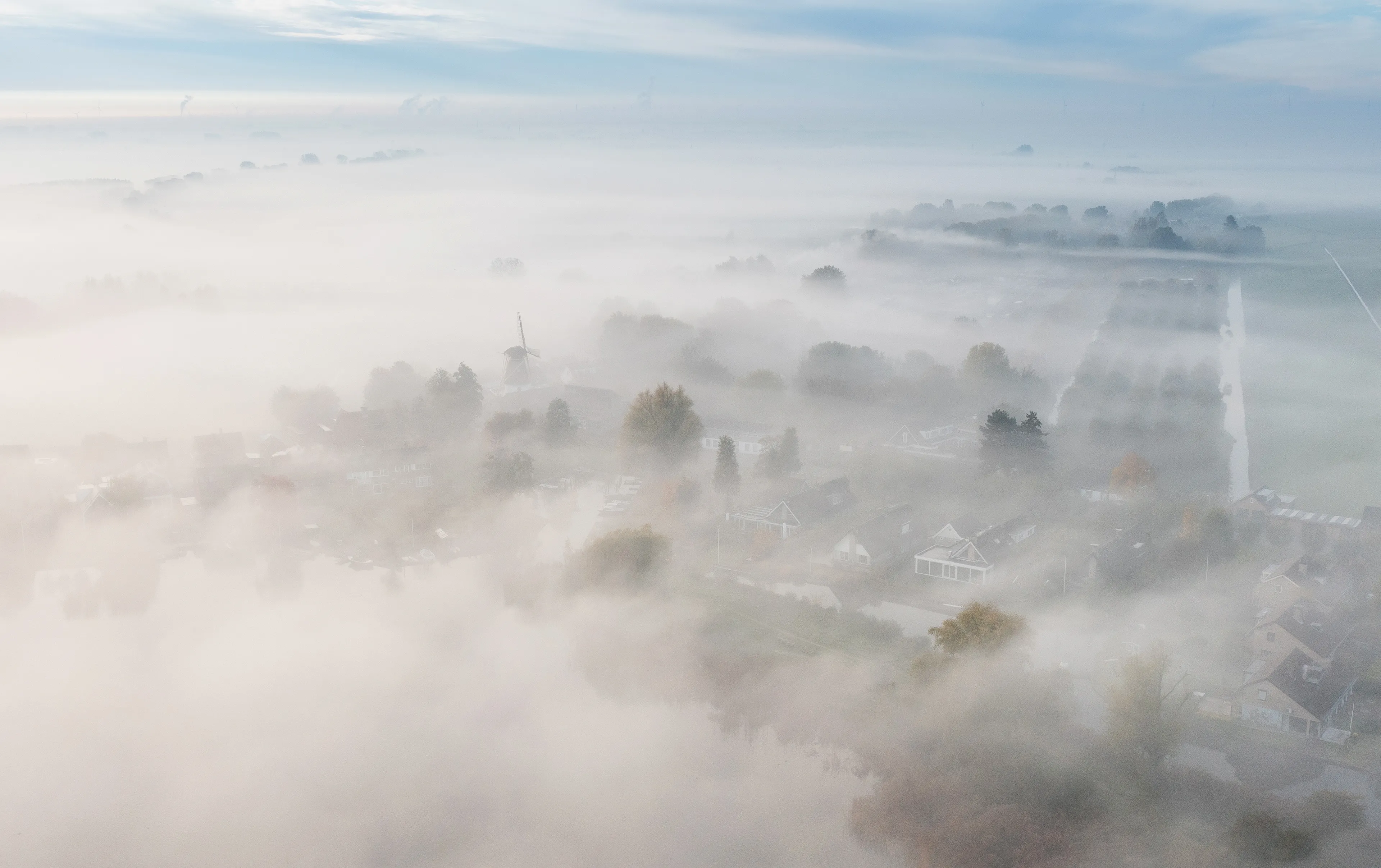 Dichte mist in zuidwesten en Brabant, in de middag volop zon