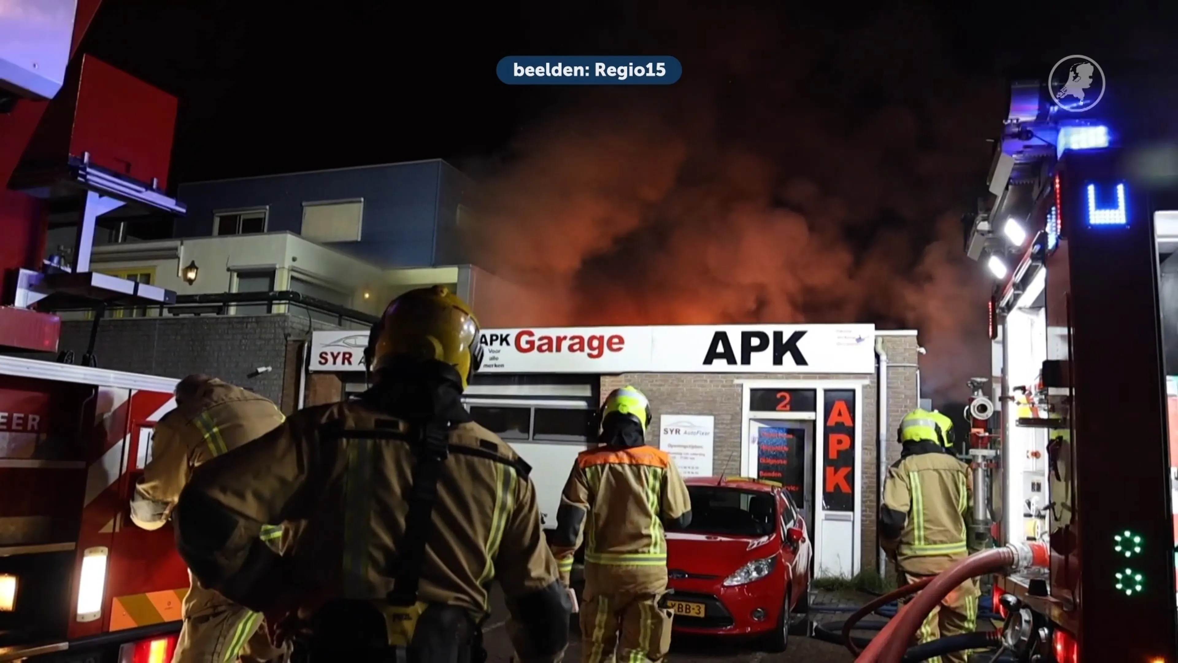 Uitslaande brand in garagebedrijf Honselersdijk zorgt voor rookwolken