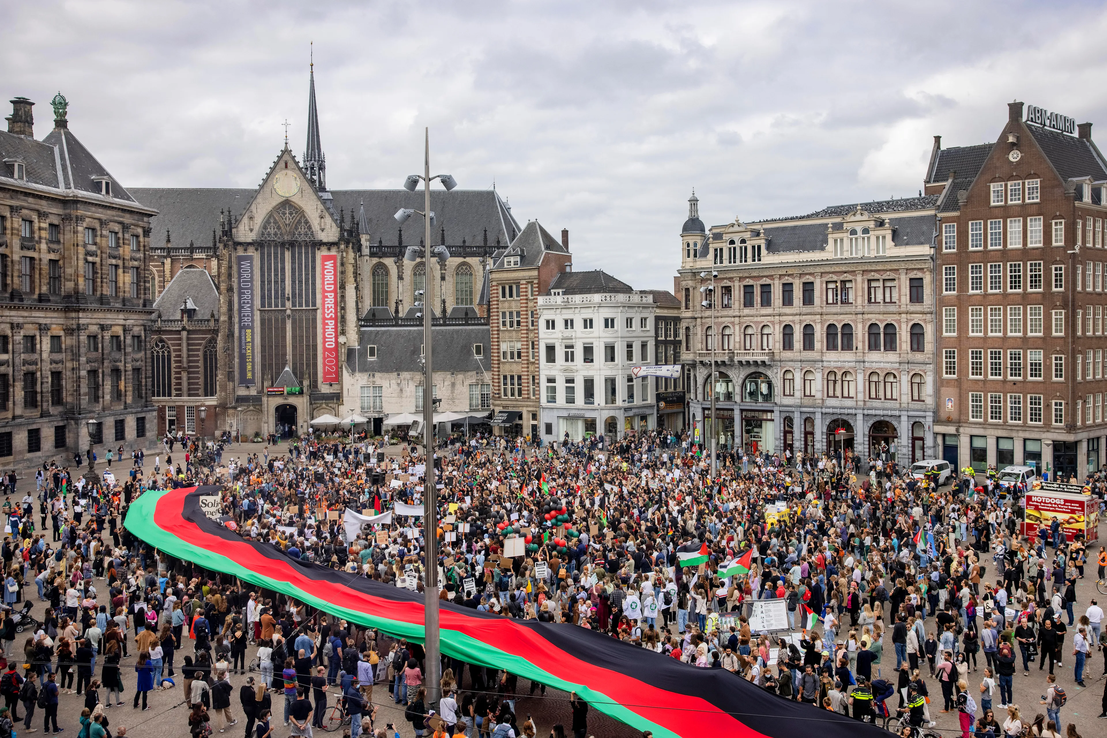 Duizenden mensen op de Dam om steun te betuigen aan Afghaanse vluchtelingen