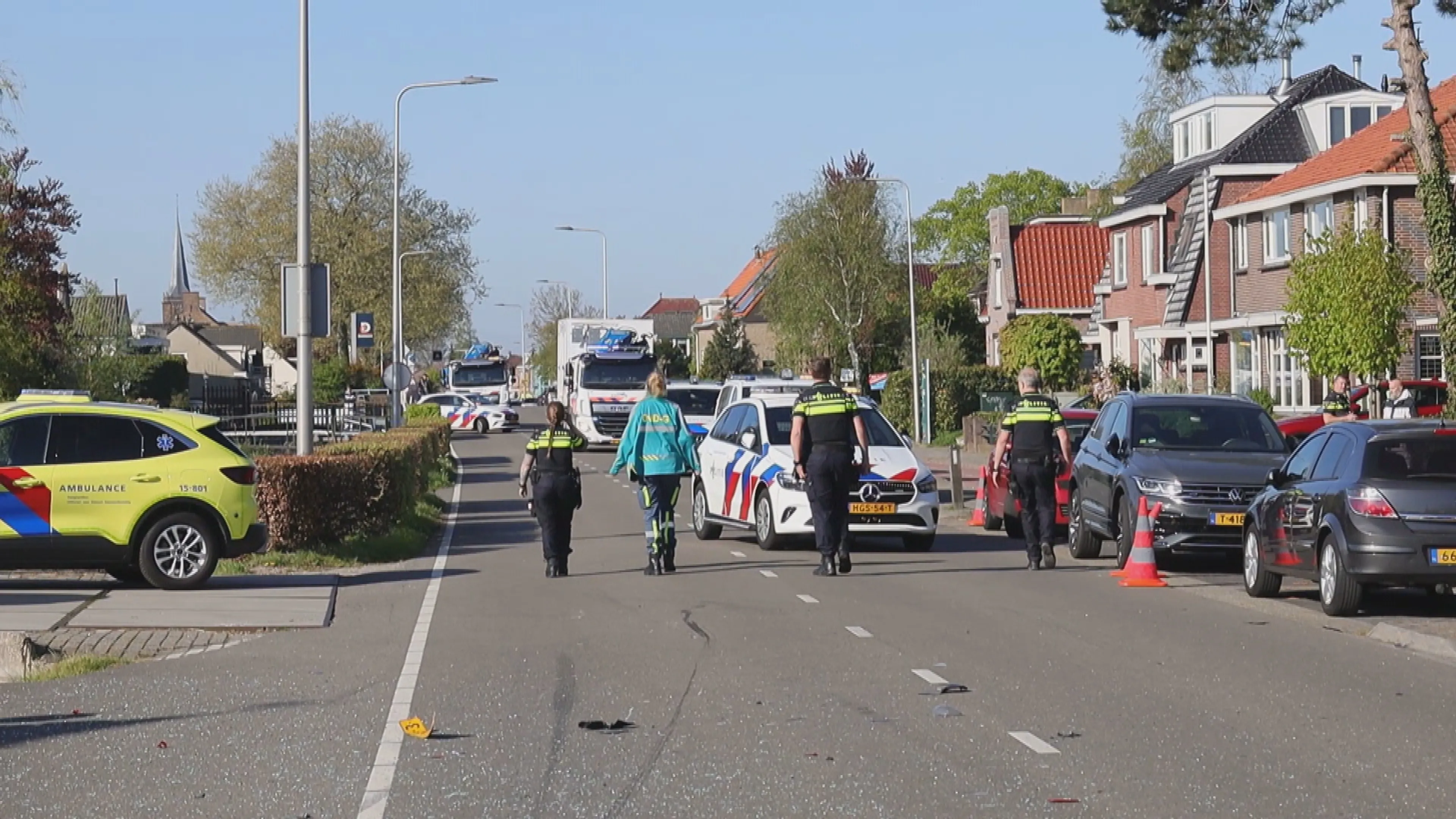 Persoon overleden bij zwaar ongeluk Kwintsheul: auto's in sloot beland