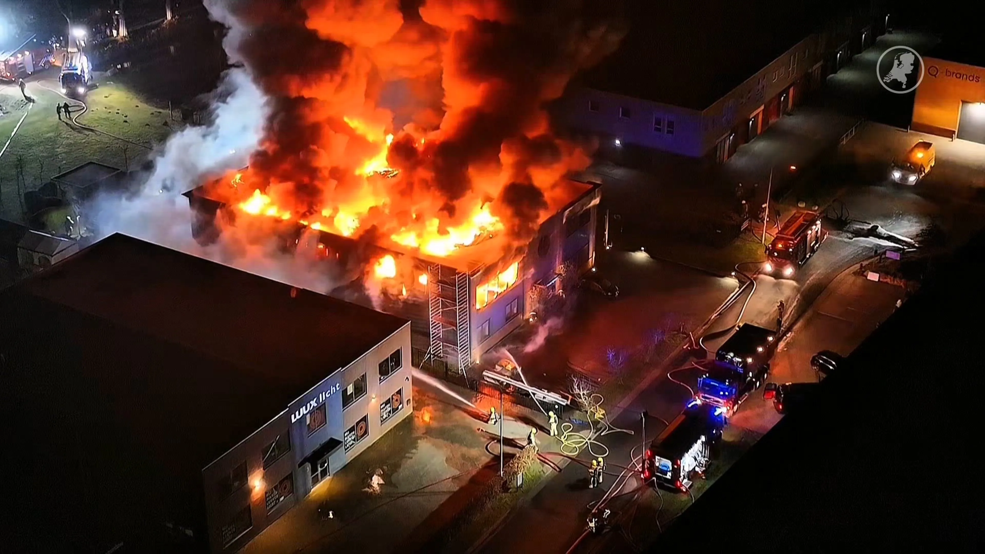 Enorme brand in bedrijfspand in Gelderse Beneden-Leeuwen