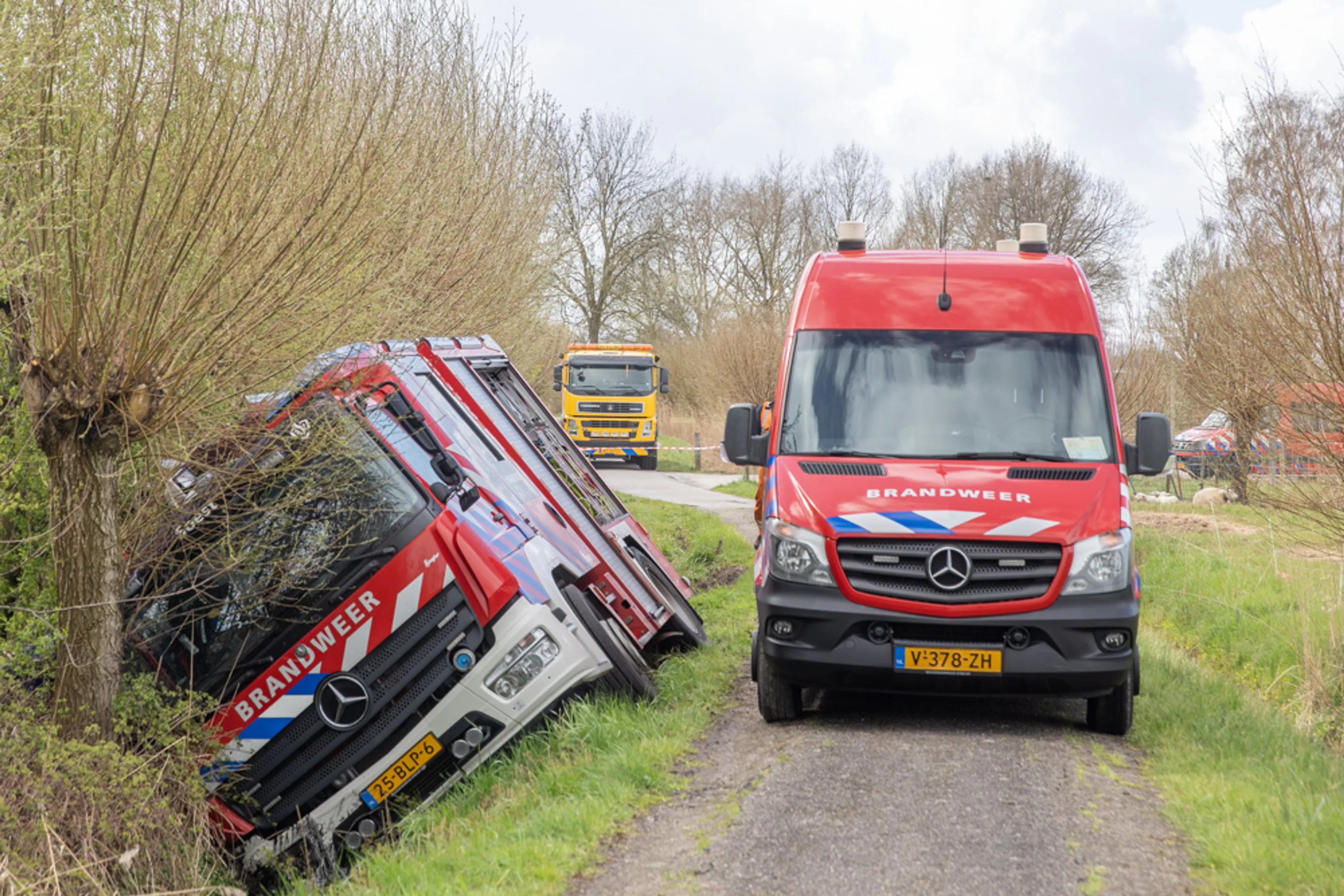 Brandweerwagen belandt tijdens spoedrit in sloot in Soest