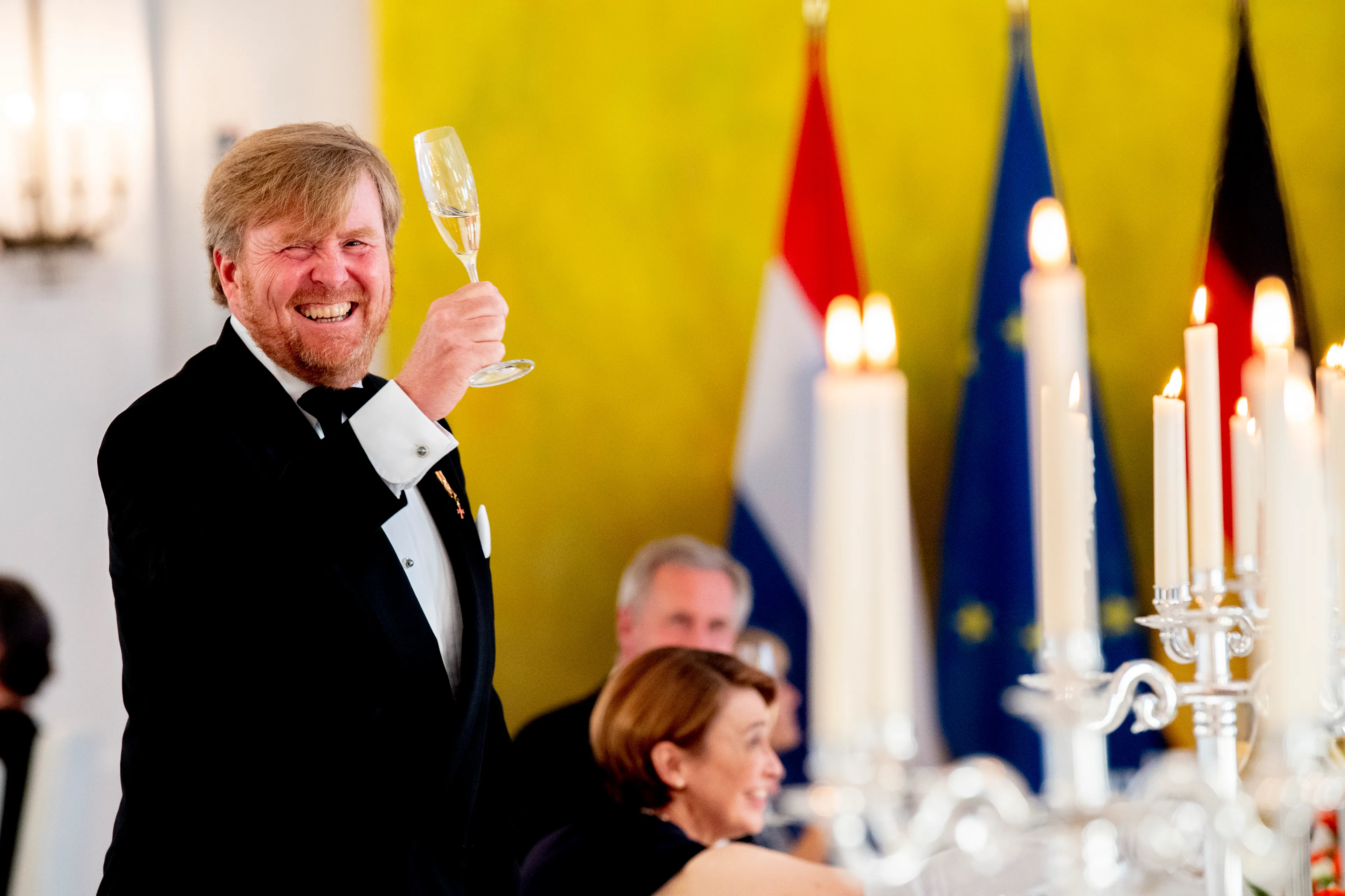 Koning Willem-Alexander ontvangt voor het eerst miljoenensalaris