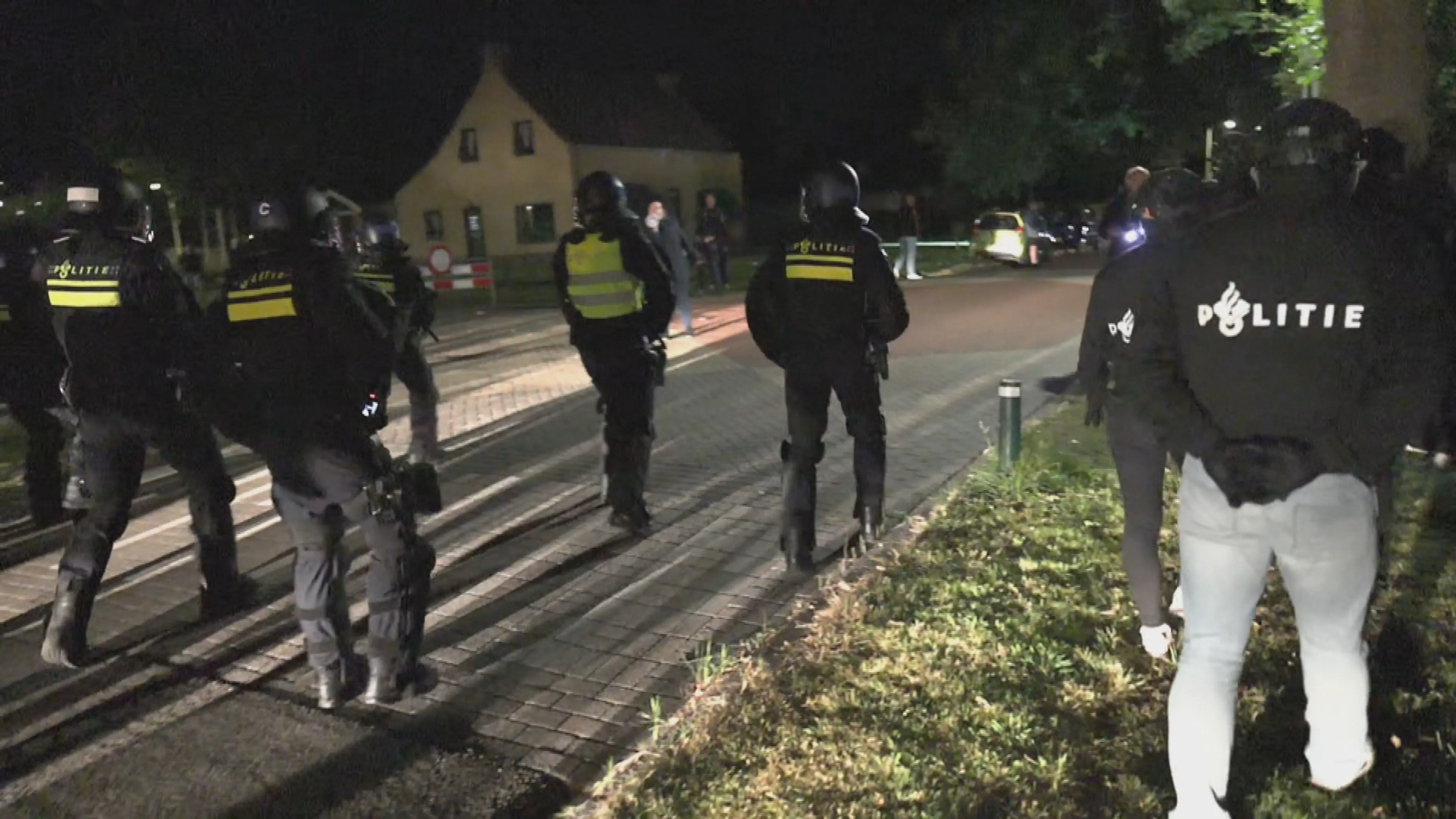 ME grijpt in bij protest tegen asielopvang in Surhuisterveen