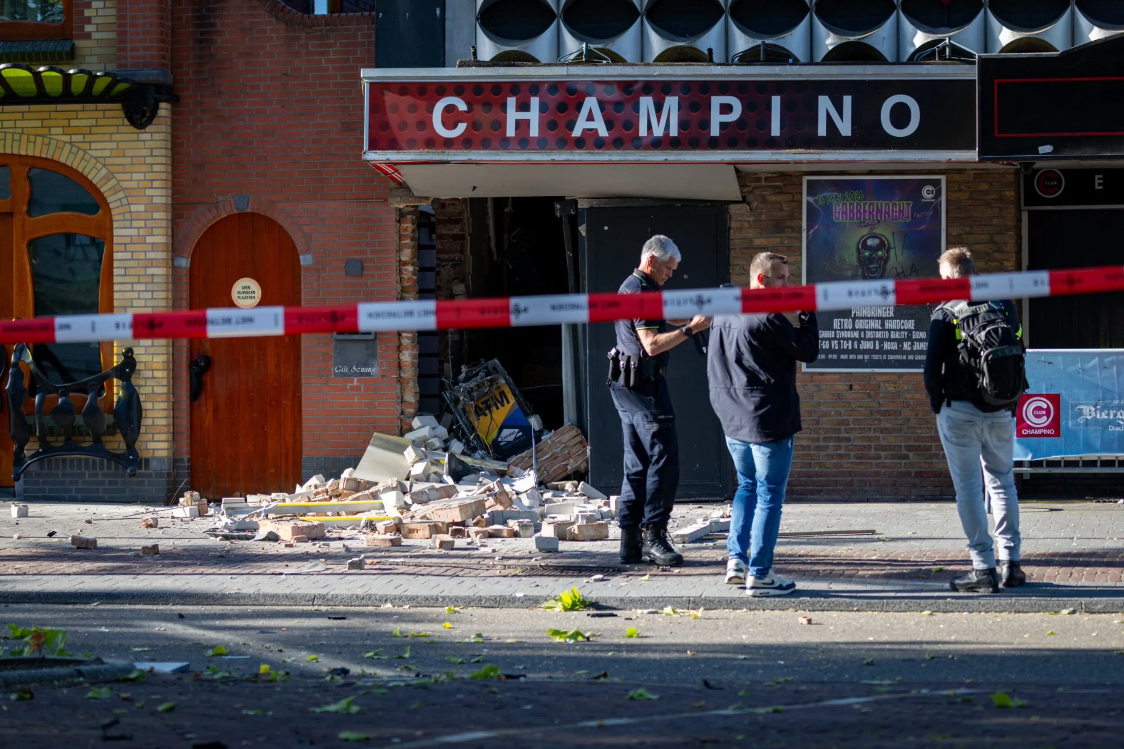 Explosie blaast geldautomaat uit gevel bij plofkraak in Drachten
