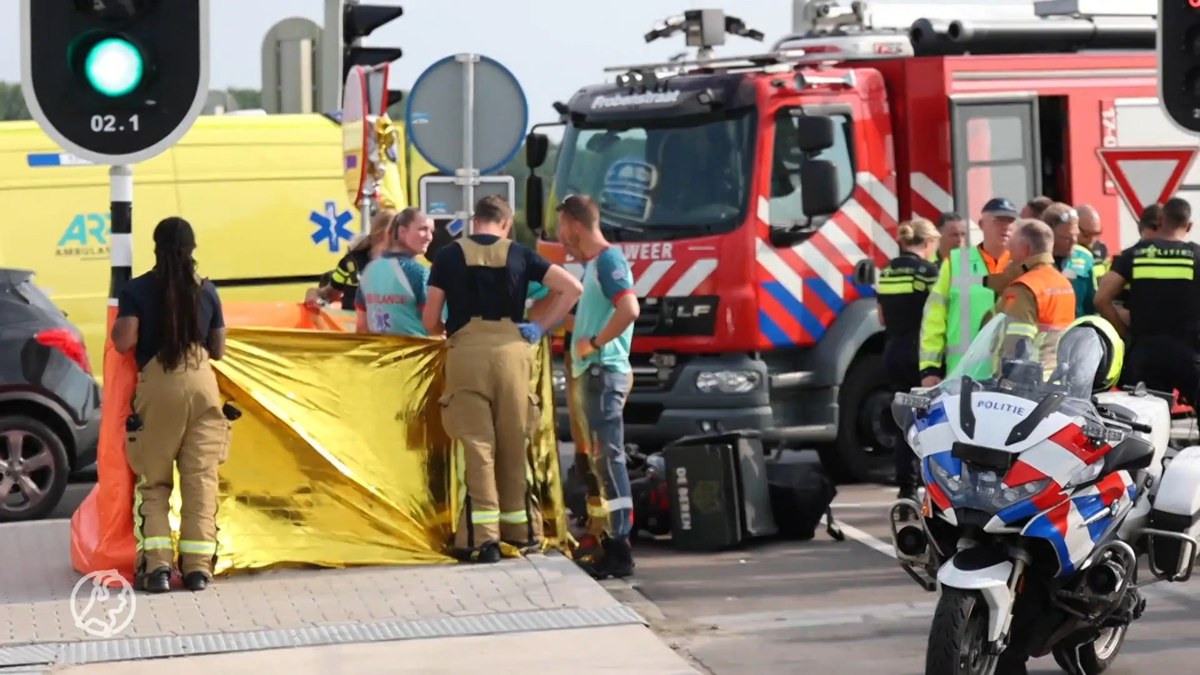 Een dode na ongeluk tussen auto en bezorgscooter in Rotterdam