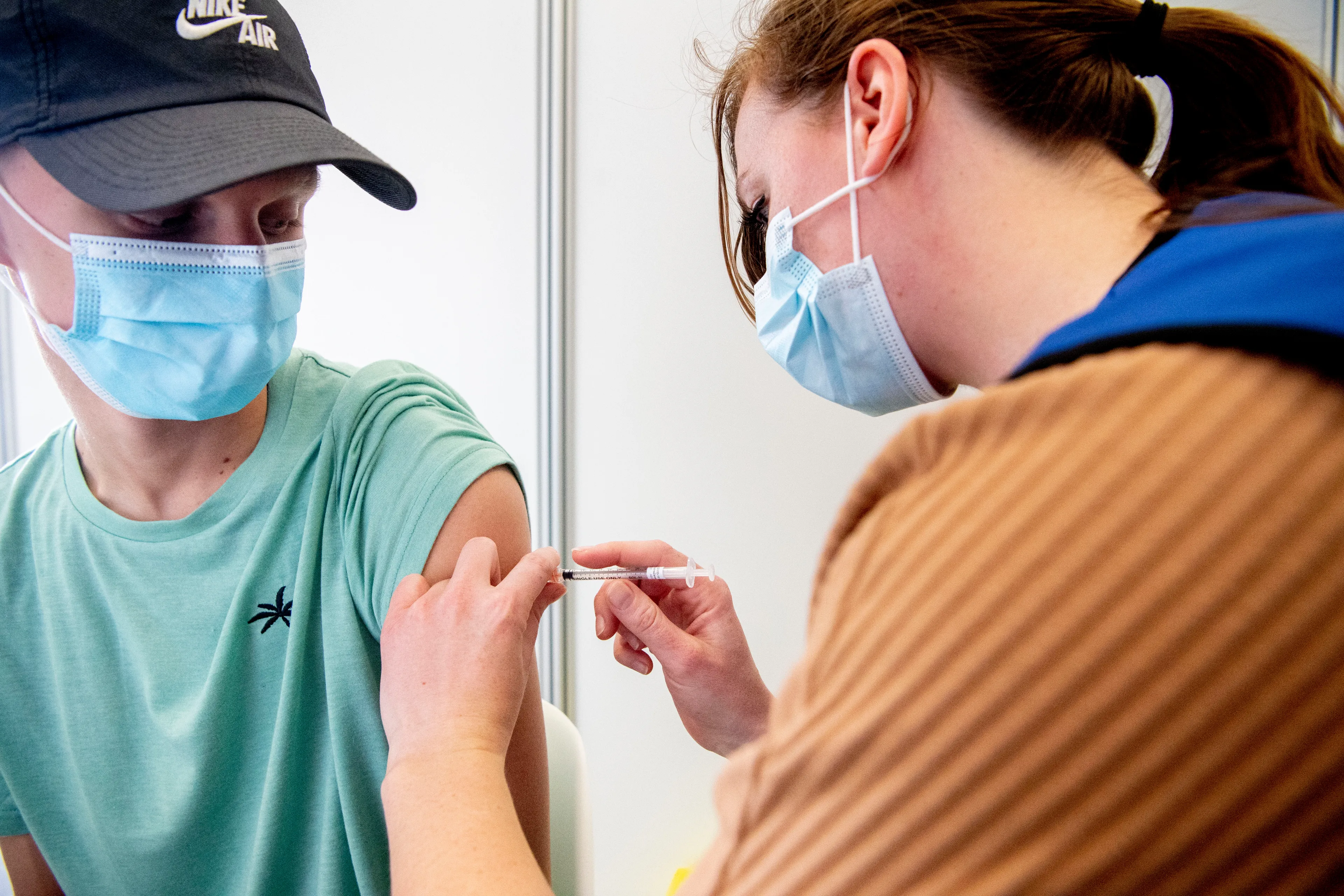 Tientallen jongeren dringen voor bij vaccineren, GGD gaat extra controleren: 'Je pakt het vaccin van iemand anders af'