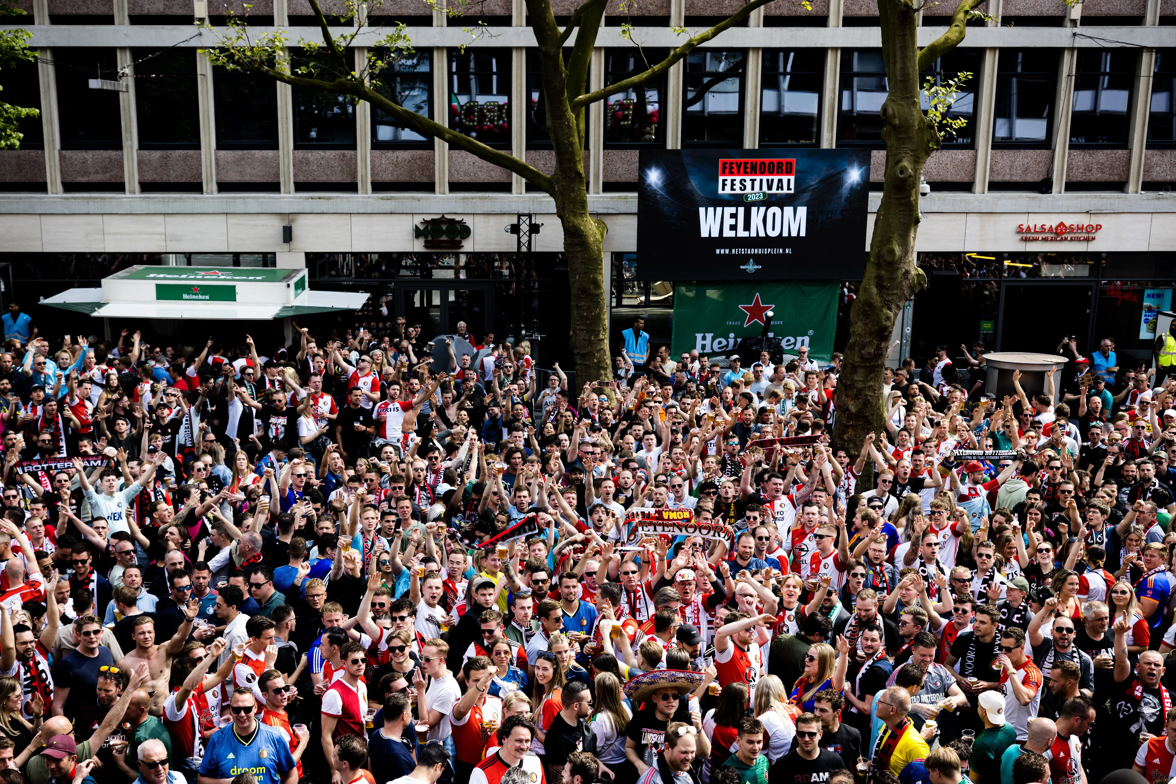Stadhuisplein overvol met Feyenoordfans, gemeente roept op niet meer te komen