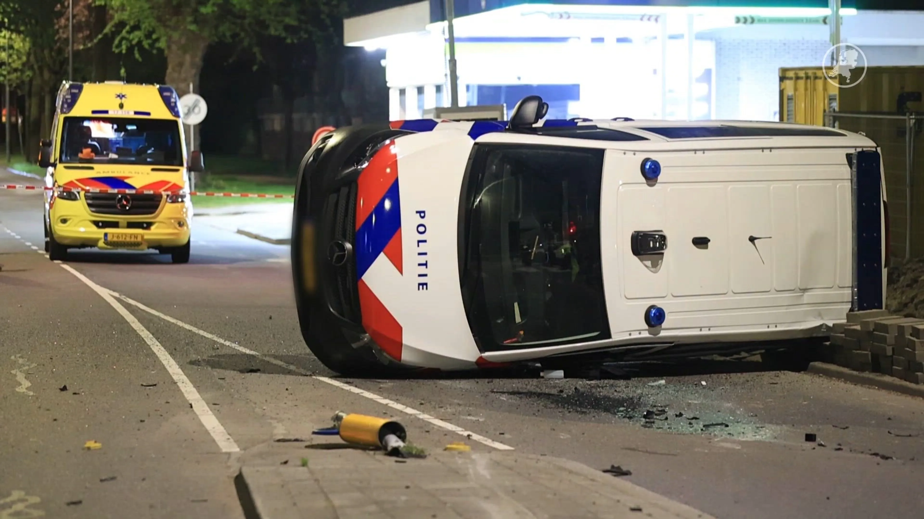 Politiebus over de kop bij botsing, bestuurder onder invloed