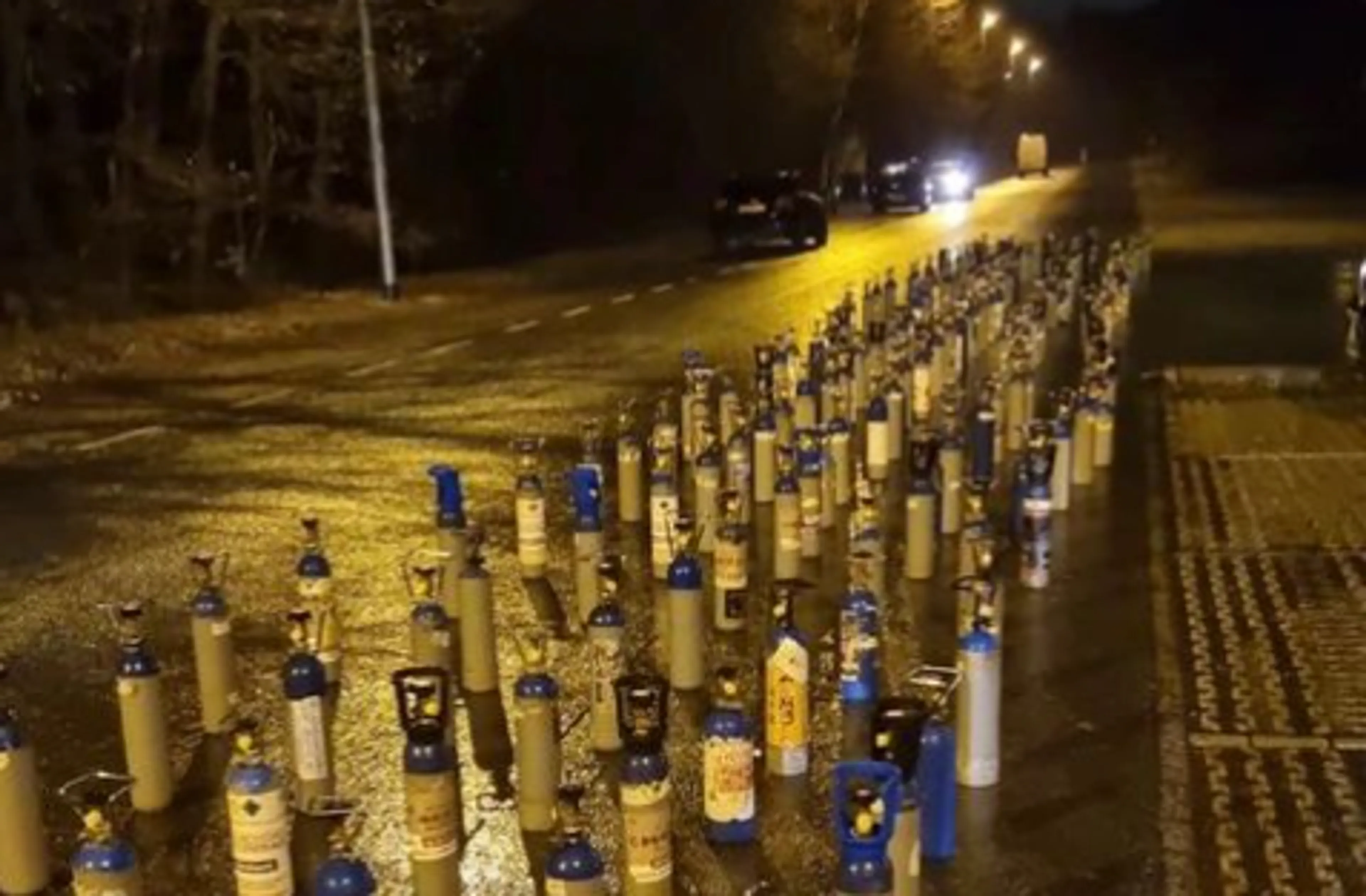 Politie betrapt man met 242 lachgasflessen in zijn bus
