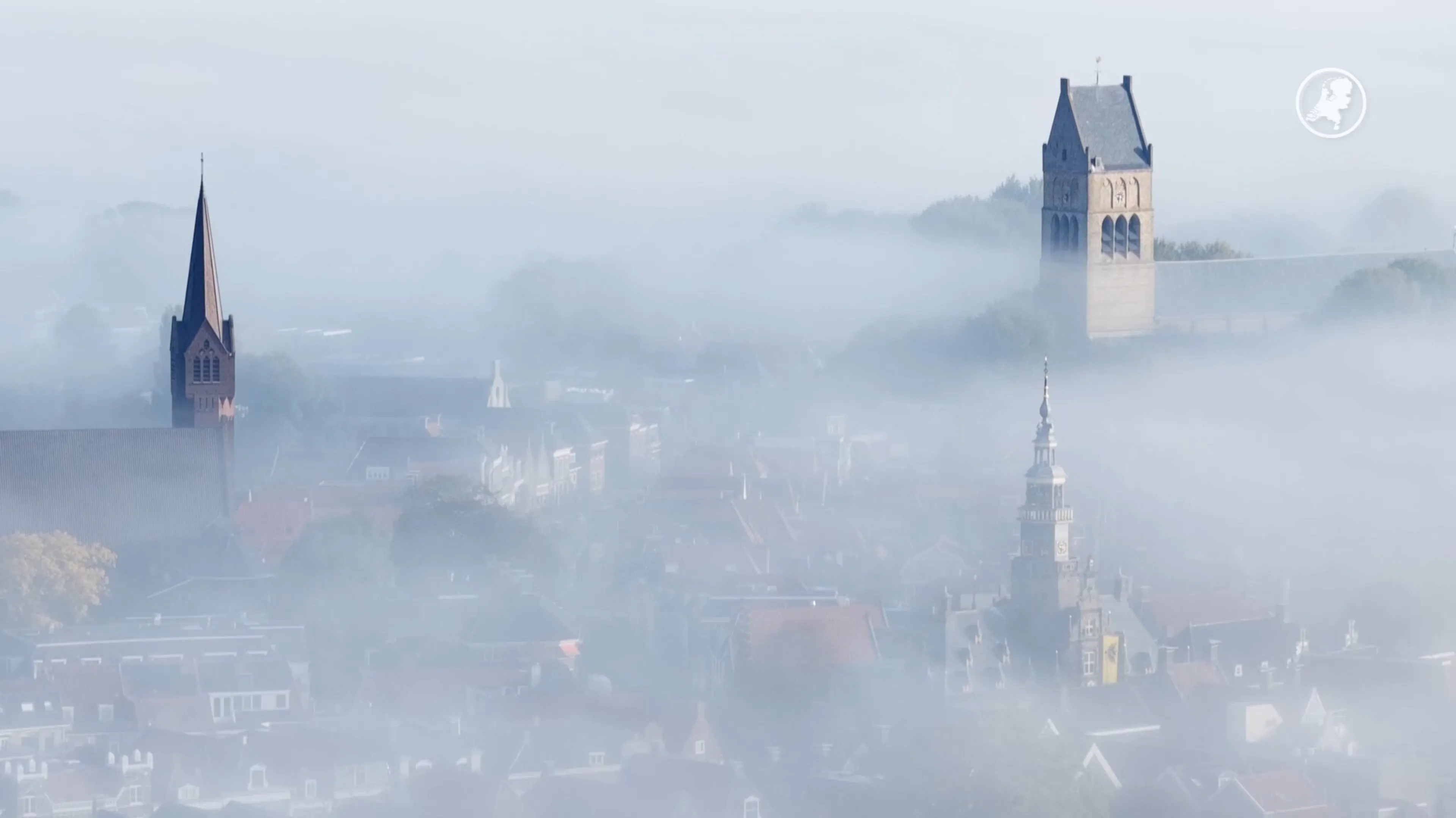 Mooie plaatjes: Bolsward onder een deken van dichte mist