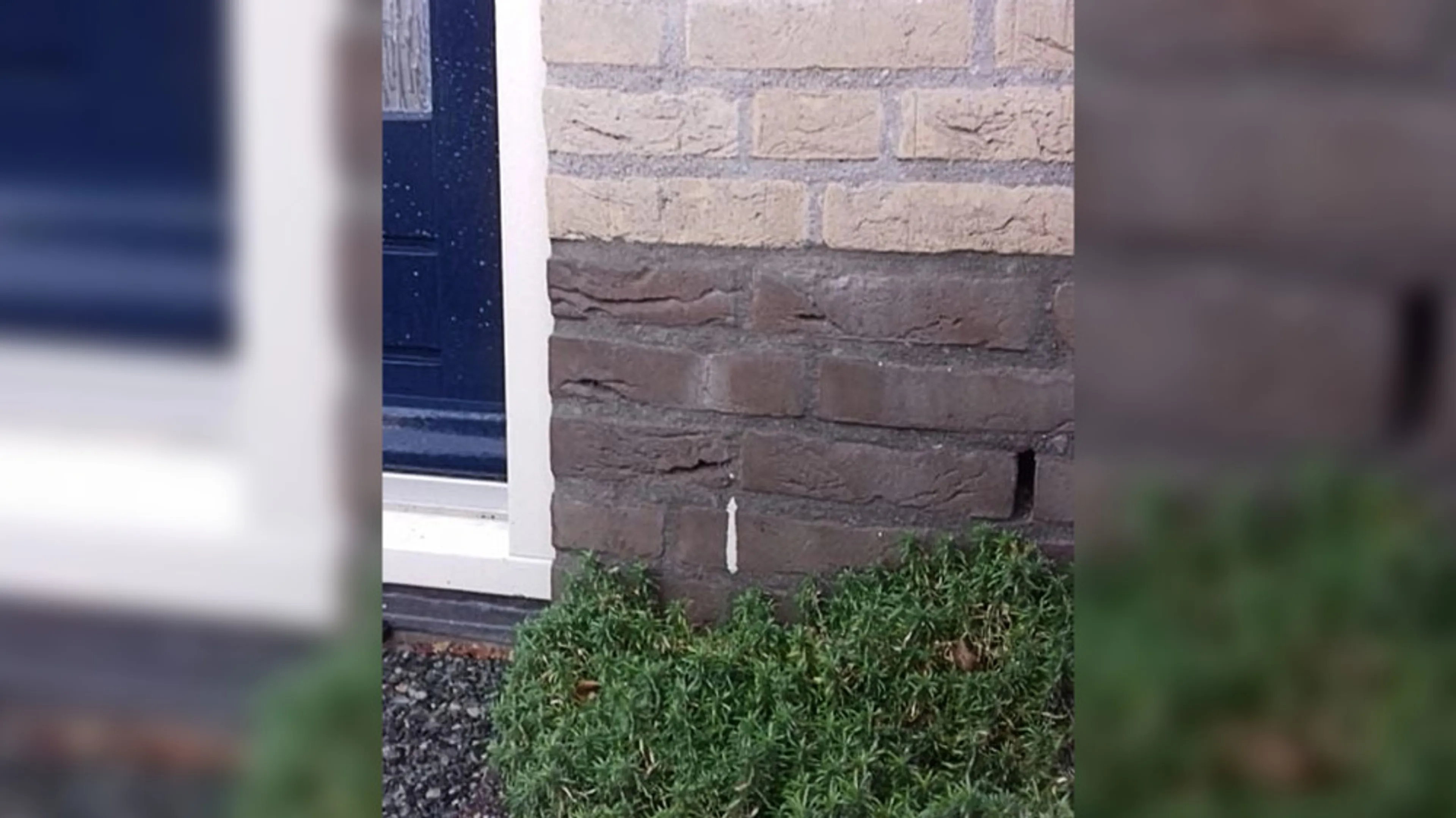 Verfstrepen op woningen Woerden zijn van gemeente, politie zegt sorry voor 'nepnieuws'