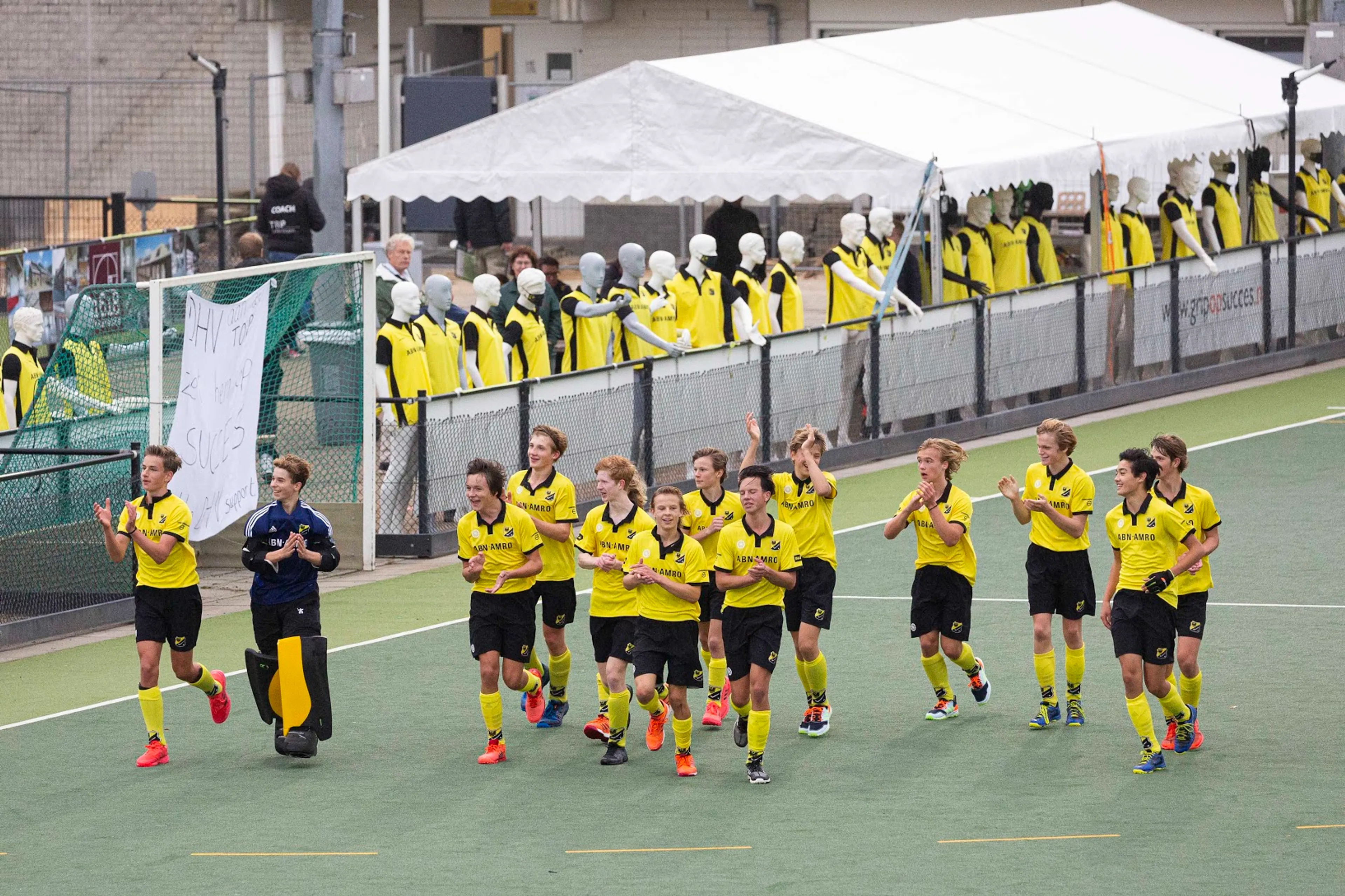 Vijftig 'juichende' paspoppen langs de lijn bij hockeyjeugd uit Deventer