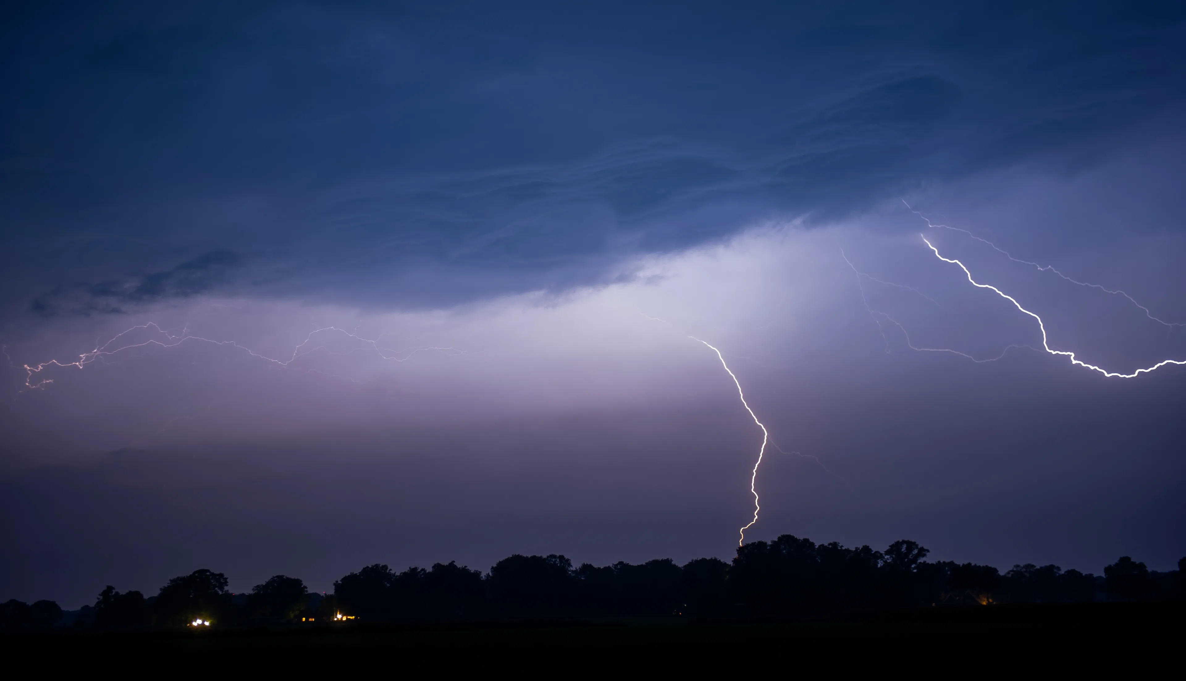 Code geel: onweersbuien, windstoten en neerslag in het zuidwesten