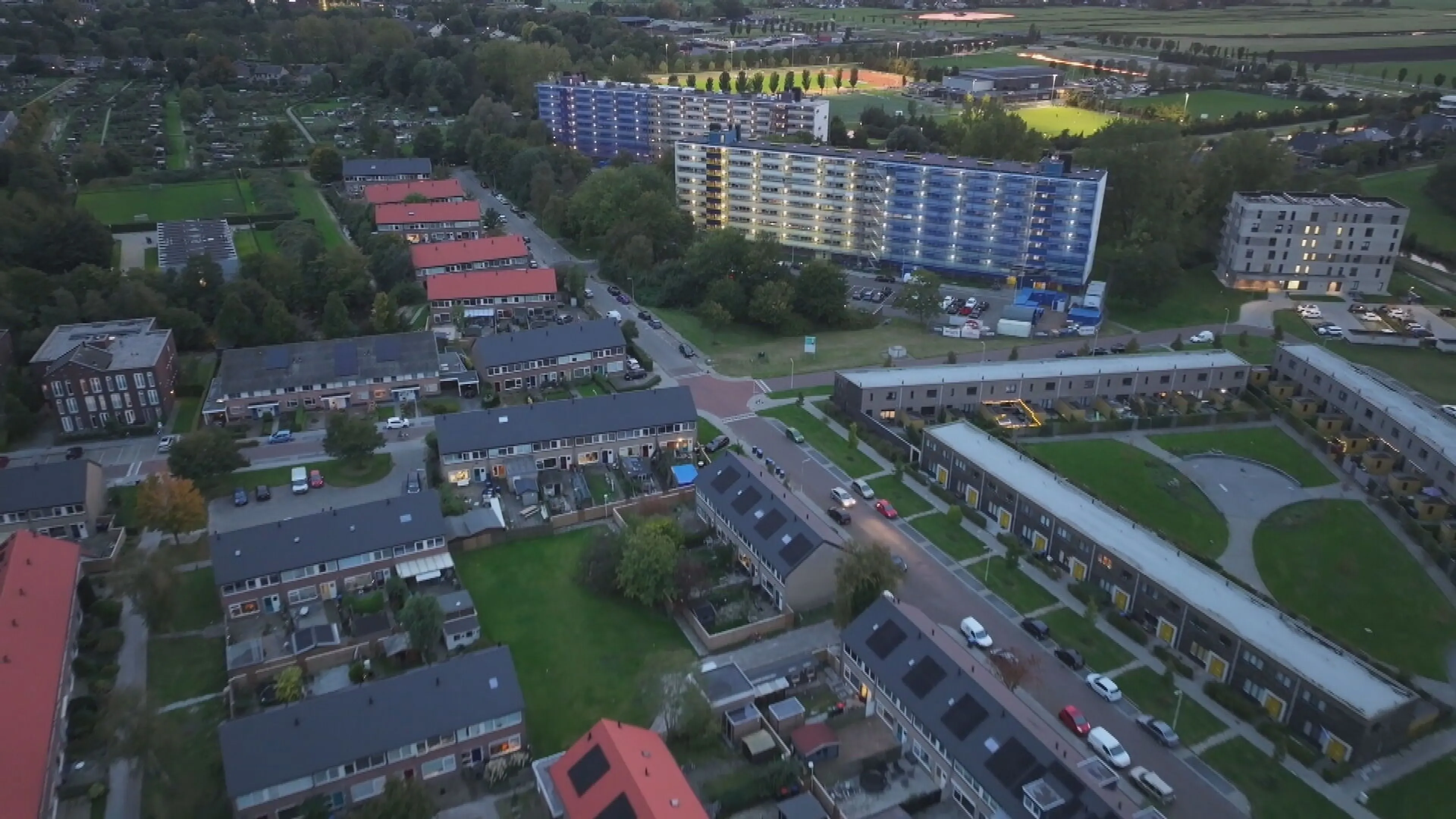 Jongeren houden Sneek al dagenlang in greep, politie roept bewoners op binnen te blijven