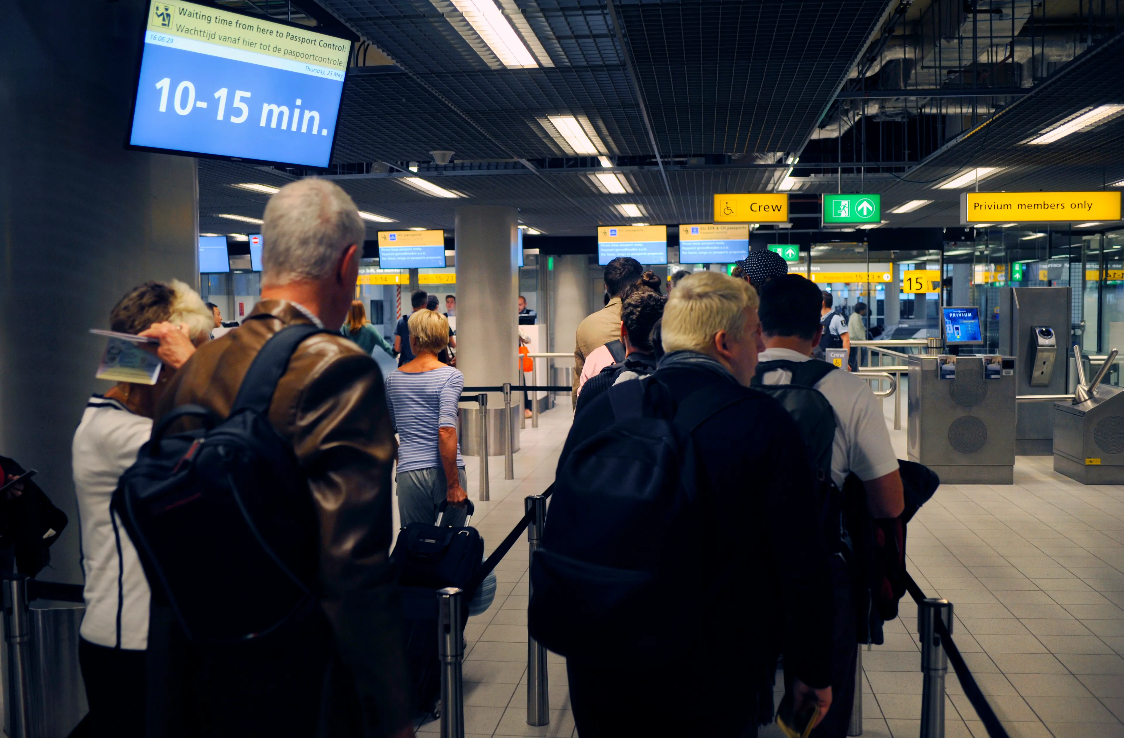 Paspoortcontrole op Schiphol achter balies gaat in de toekomst verdwijnen