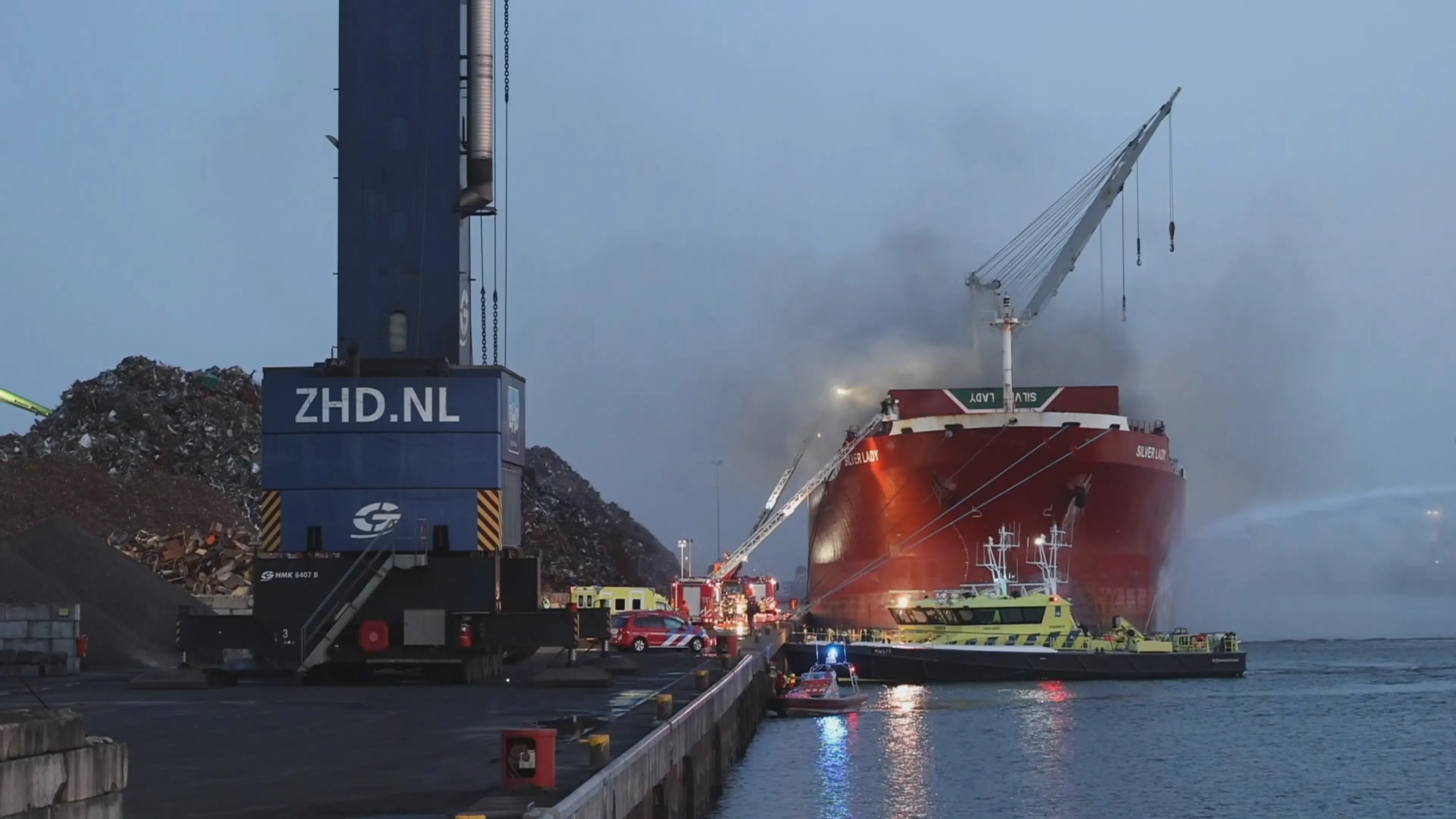 Brand op vrachtschip in Dordrecht geblust na massale inzet brandweer