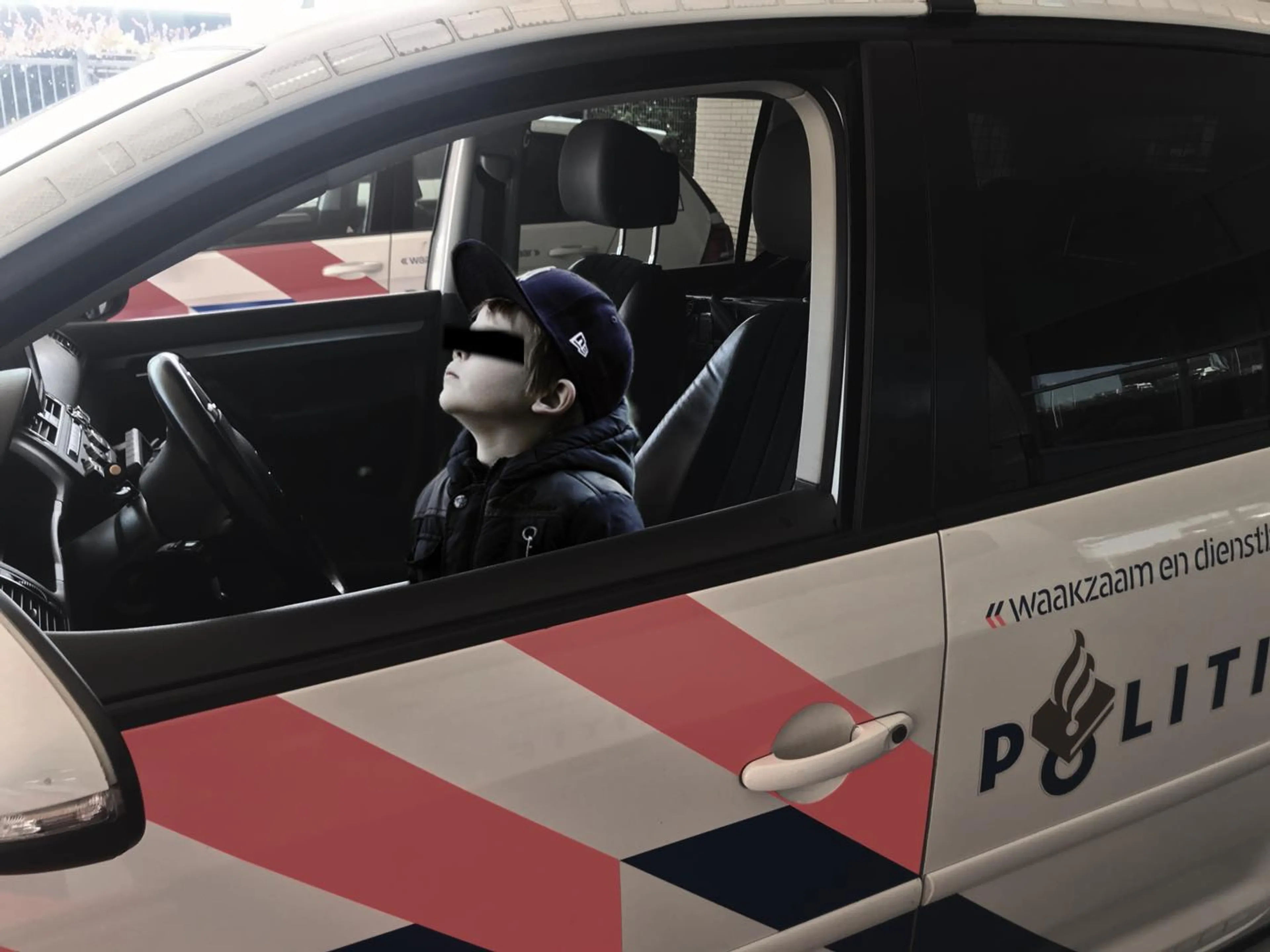 Jochie (11) rijdt in sportauto over dijk in Numansdorp, politie schrikt zich rot