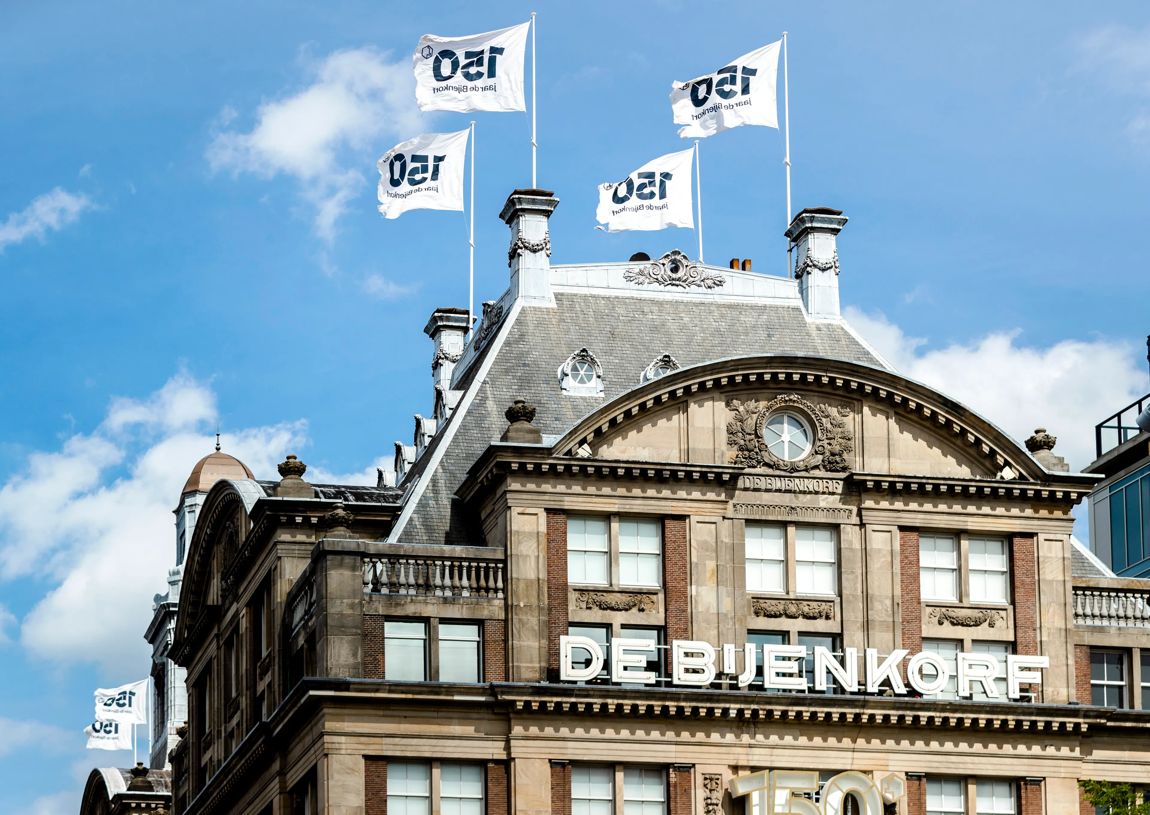 De Bijenkorf in Amsterdam gaat zaterdag weer open na besmette medewerkers