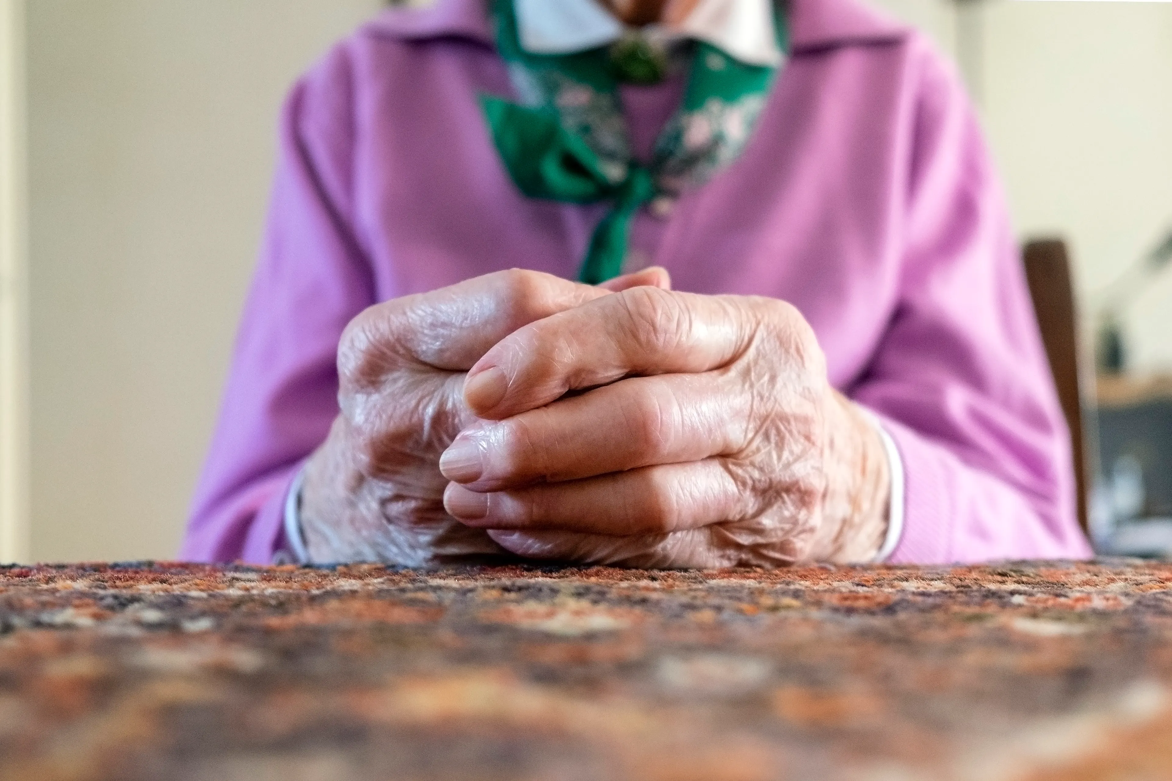 Huishoudelijke hulp steelt bijna 15.000 euro van hoogbejaarde vrouw (87)