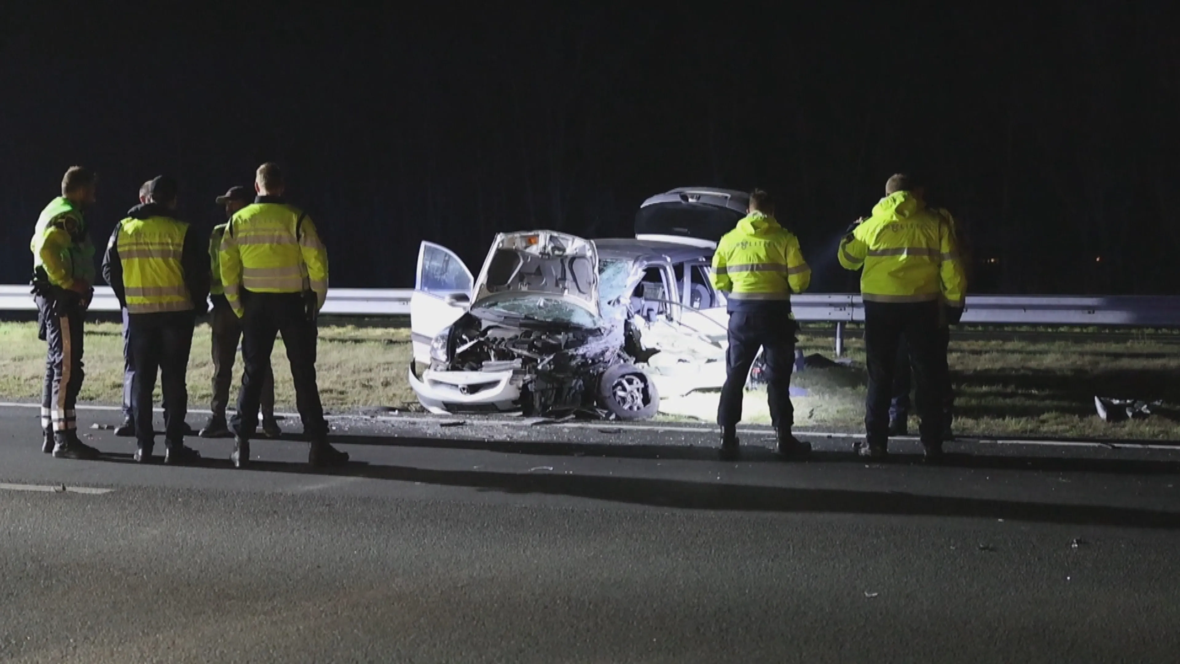 Spookrijder raakt zwaargewond bij ongeluk op A6, rijbaan afgesloten 