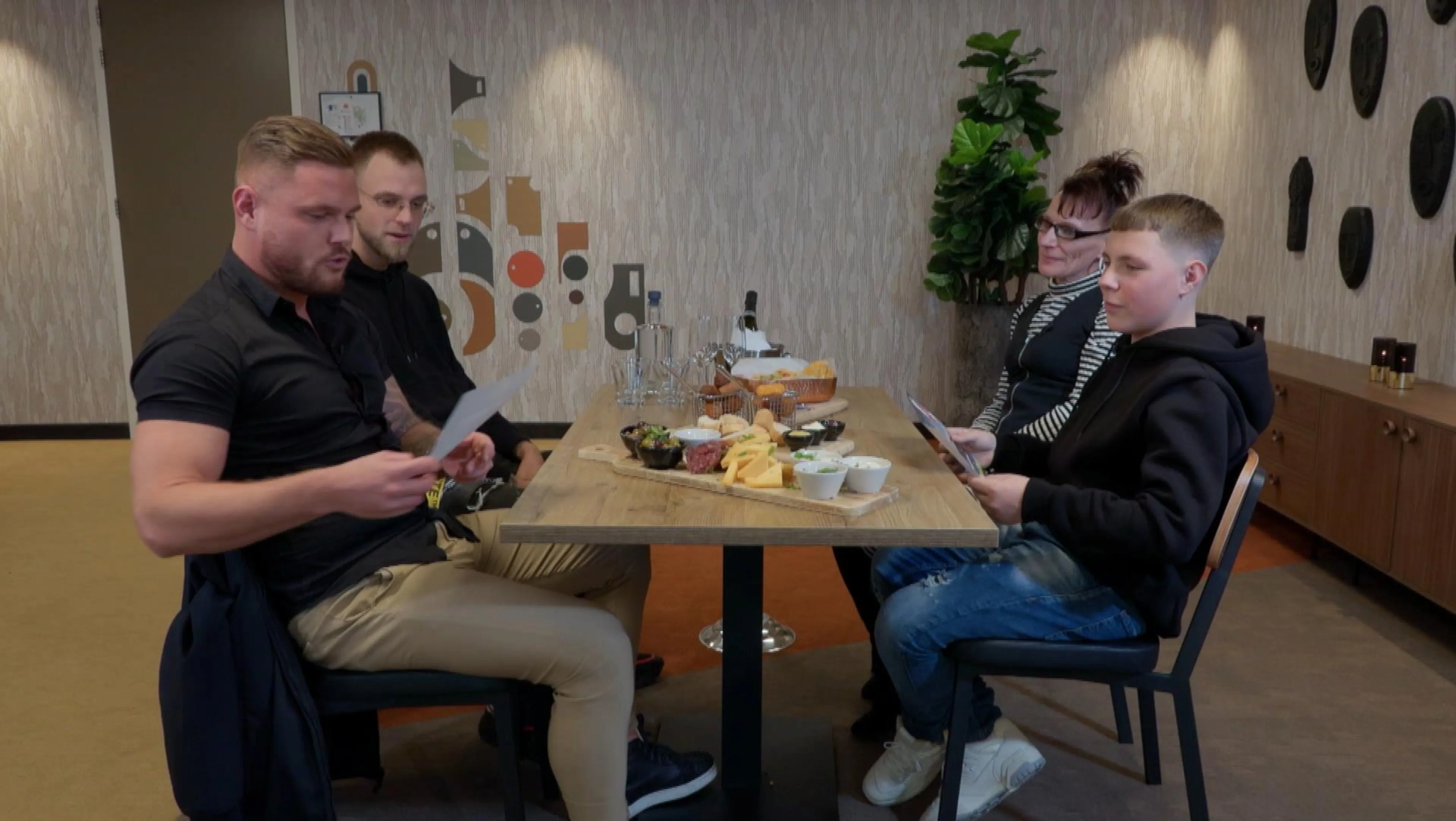 Raffaël uit Steenrijk, Straatarm draagt al jaren te kleine schoenen: 'Eindelijk normale afstanden lopen'