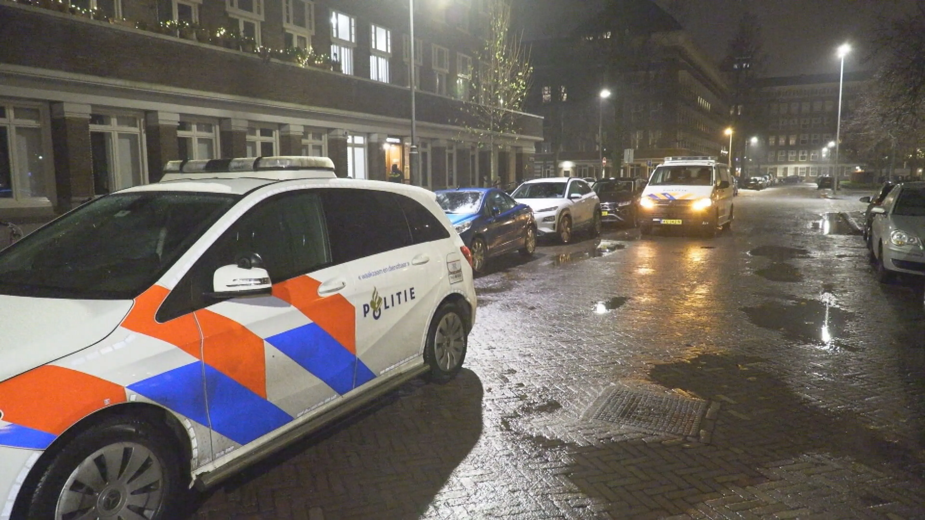 Vier tieners met vuurwapen bedreigd en mishandeld bij woningoverval in Amsterdam