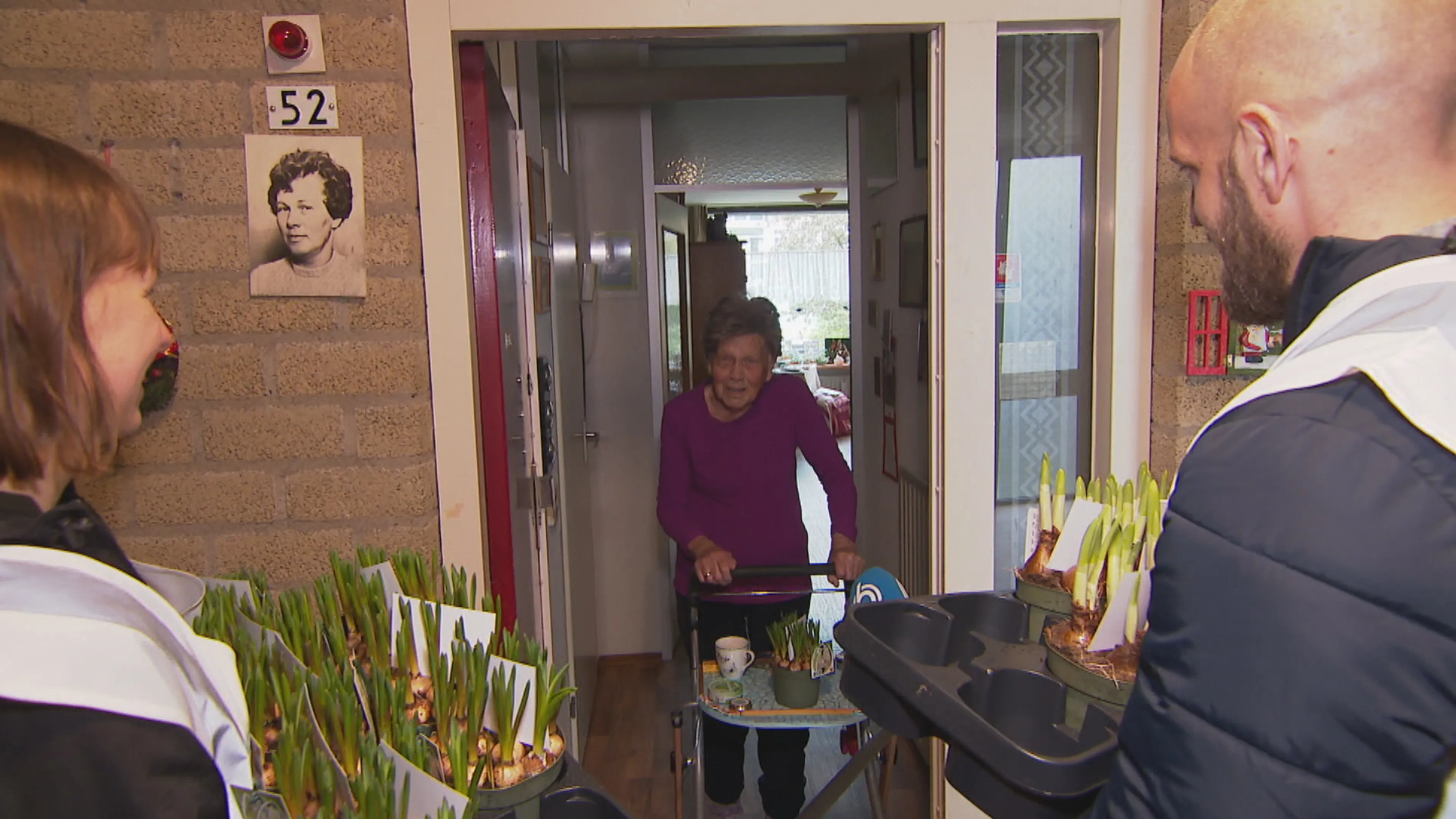 Rode Kruis-vrijwilligers trekken ouderen uit isolement in Rotterdam