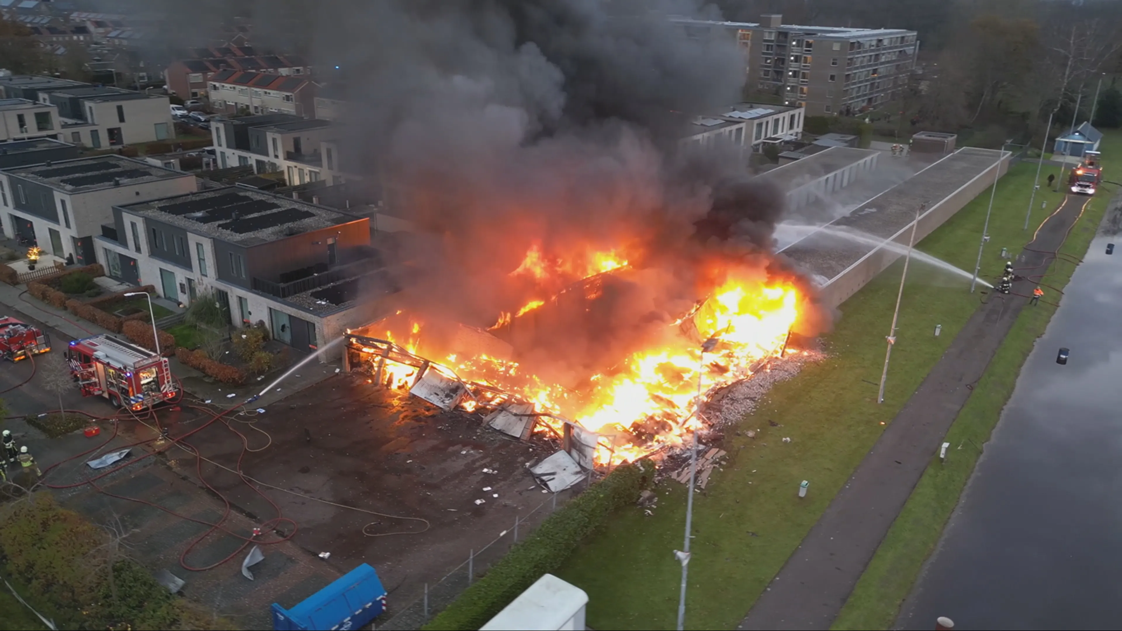 Bewoners twee woningen nog niet naar huis na felle uitslaande brand Wolvega