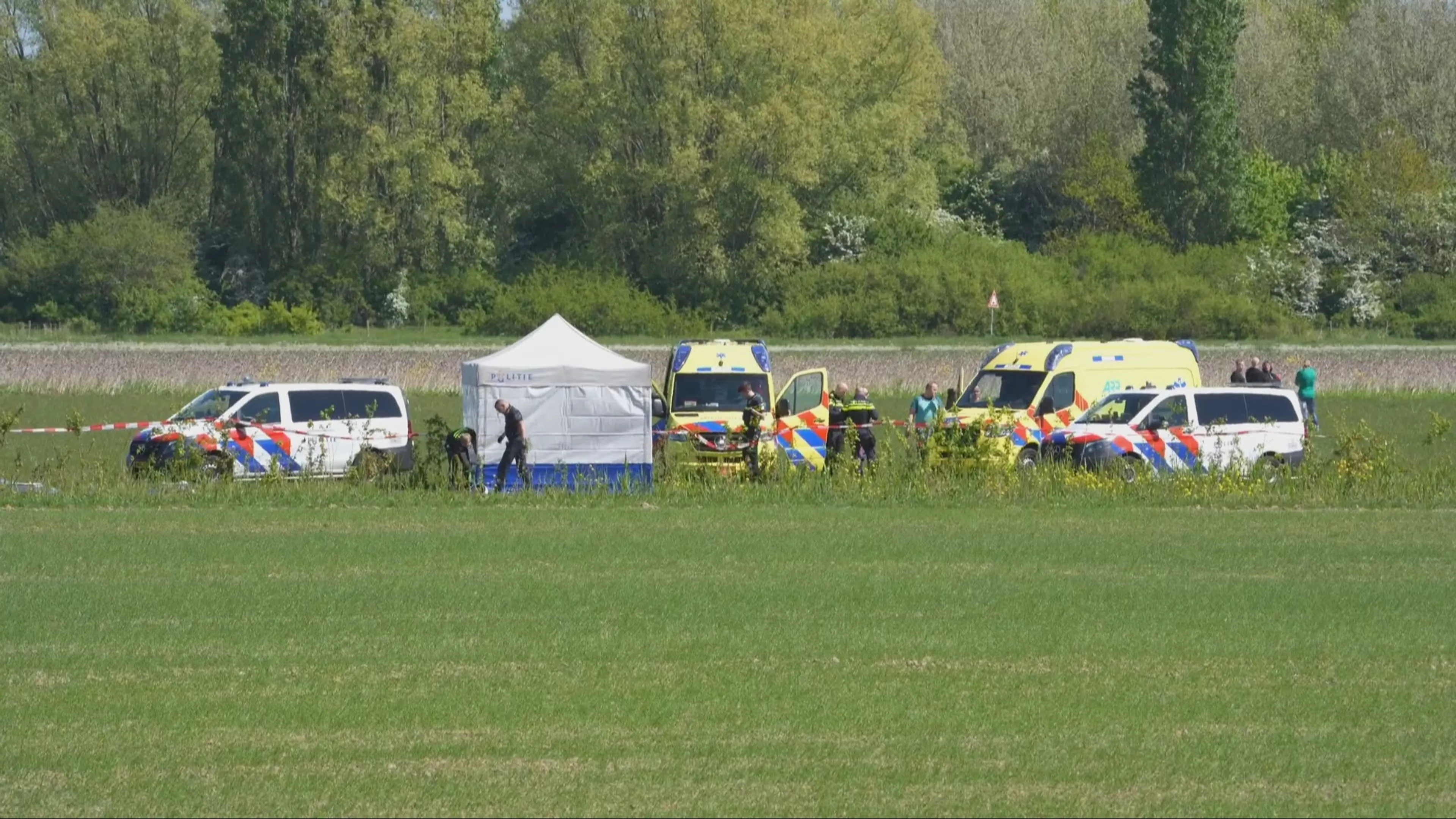 Parachutist overleden in Rhoon, politie doet onderzoek