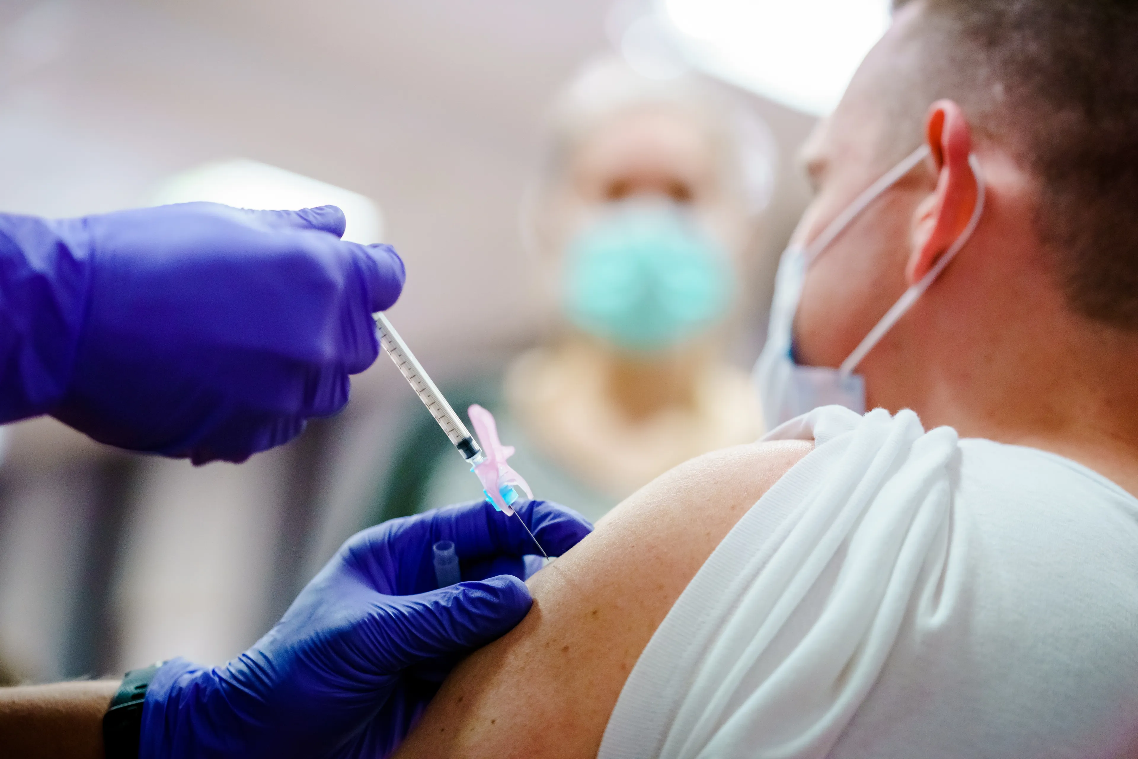 Huisarts in Staphorst vaccineert mensen stiekem tegen corona
