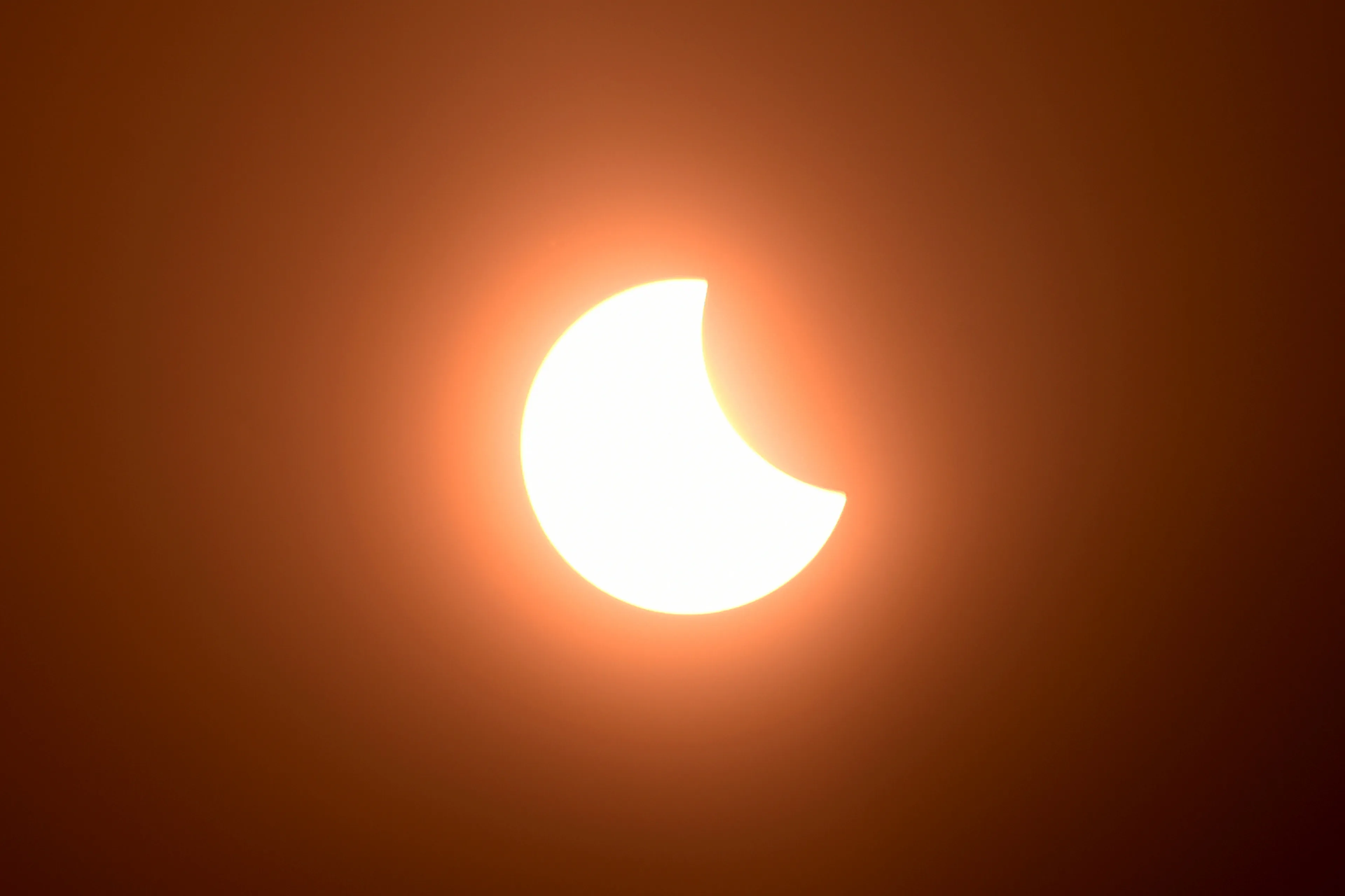 Zonsverduistering zaterdag is stresstest voor stroomnet: dit staat te gebeuren