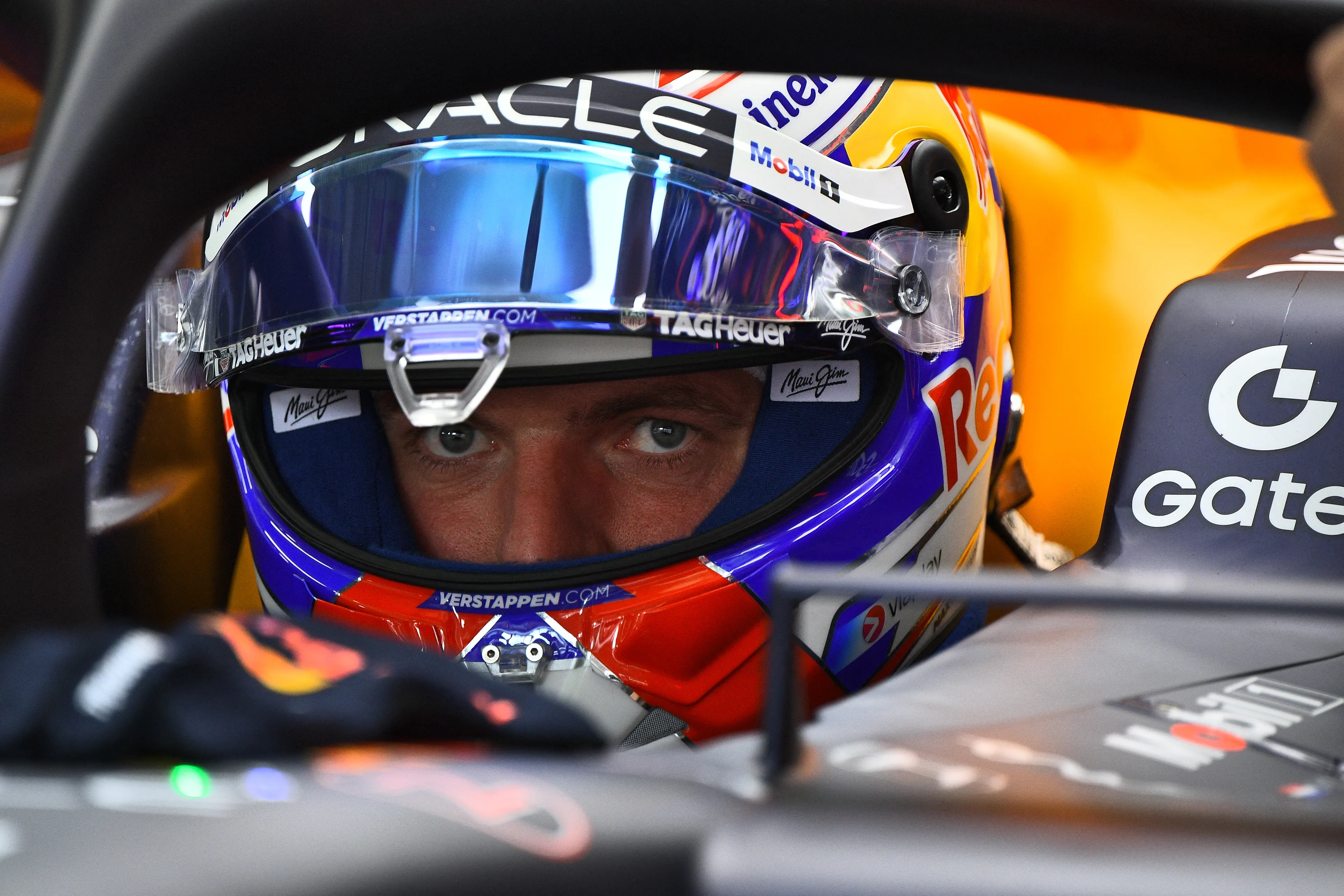 Verstappen gooit handdoek uit zijn wagen en krijgt waarschuwing