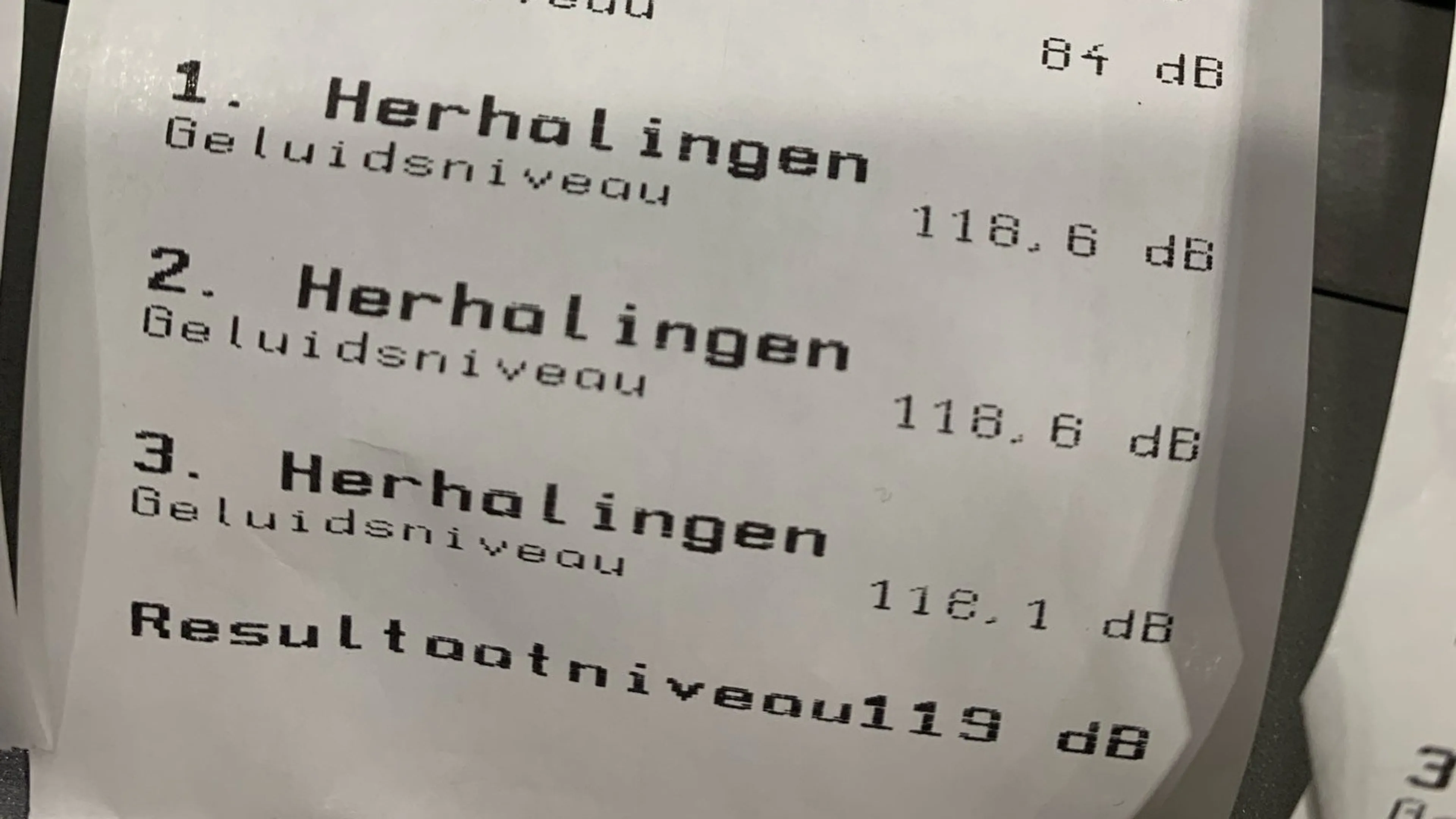 Auto in Alphen maakt evenveel lawaai als brandweerauto met sirene
